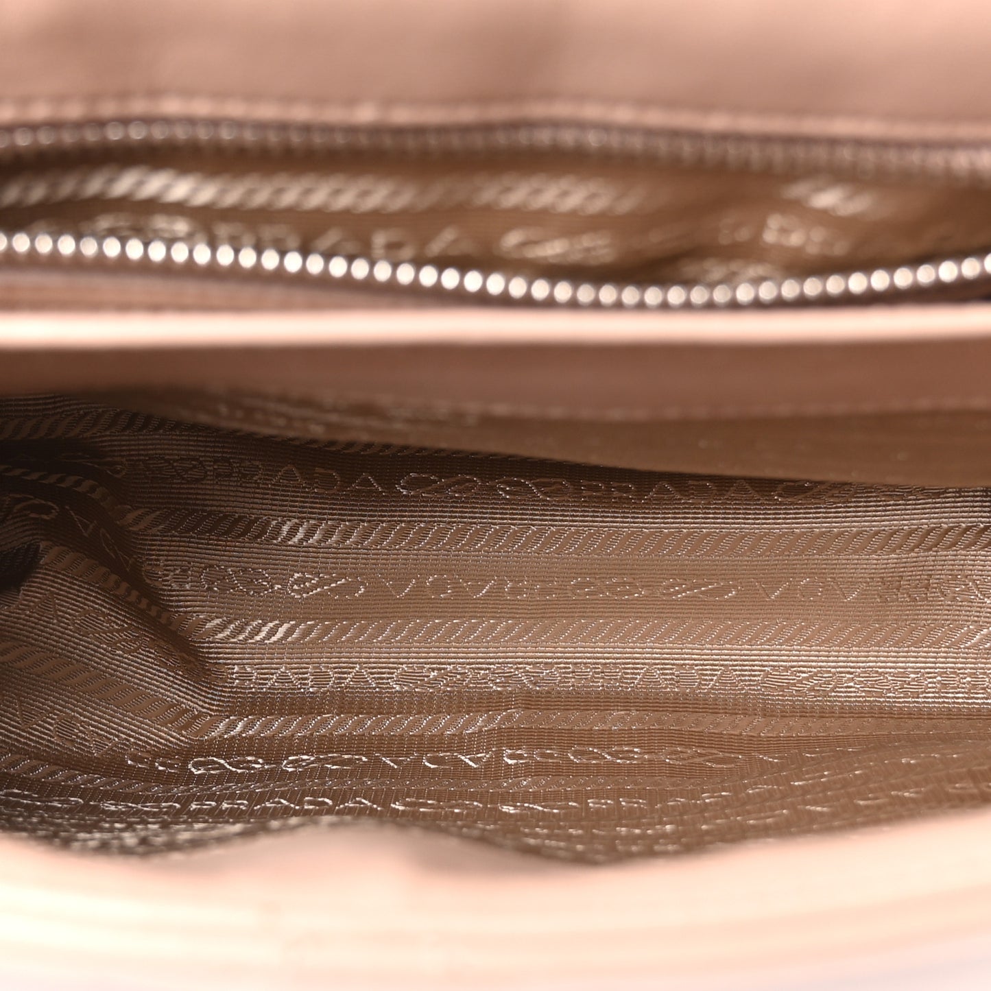 Nappa Triangle Stitched Large Spectrum Bag Cipria