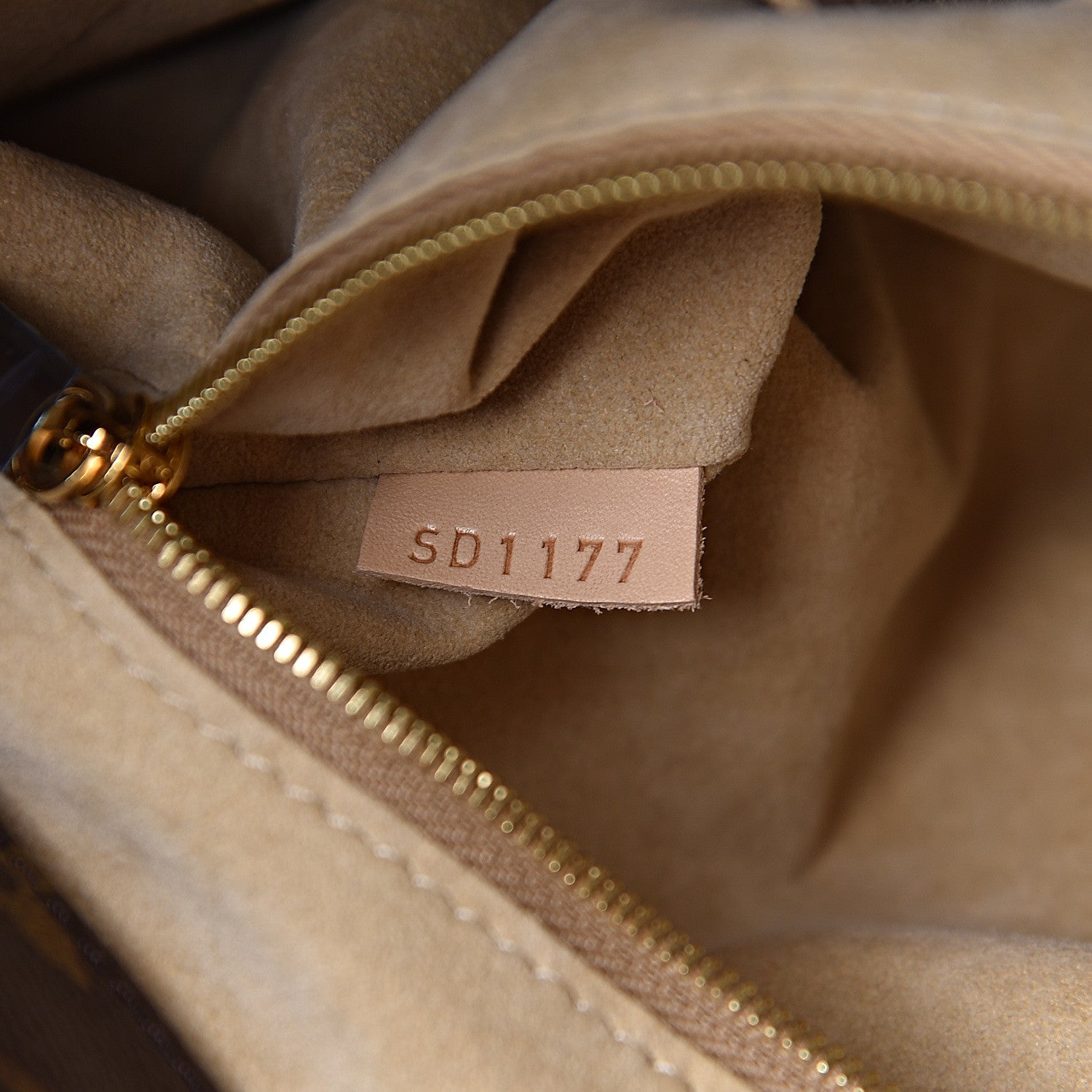 Louis Vuitton Monogram Artsy MM 8 of 12