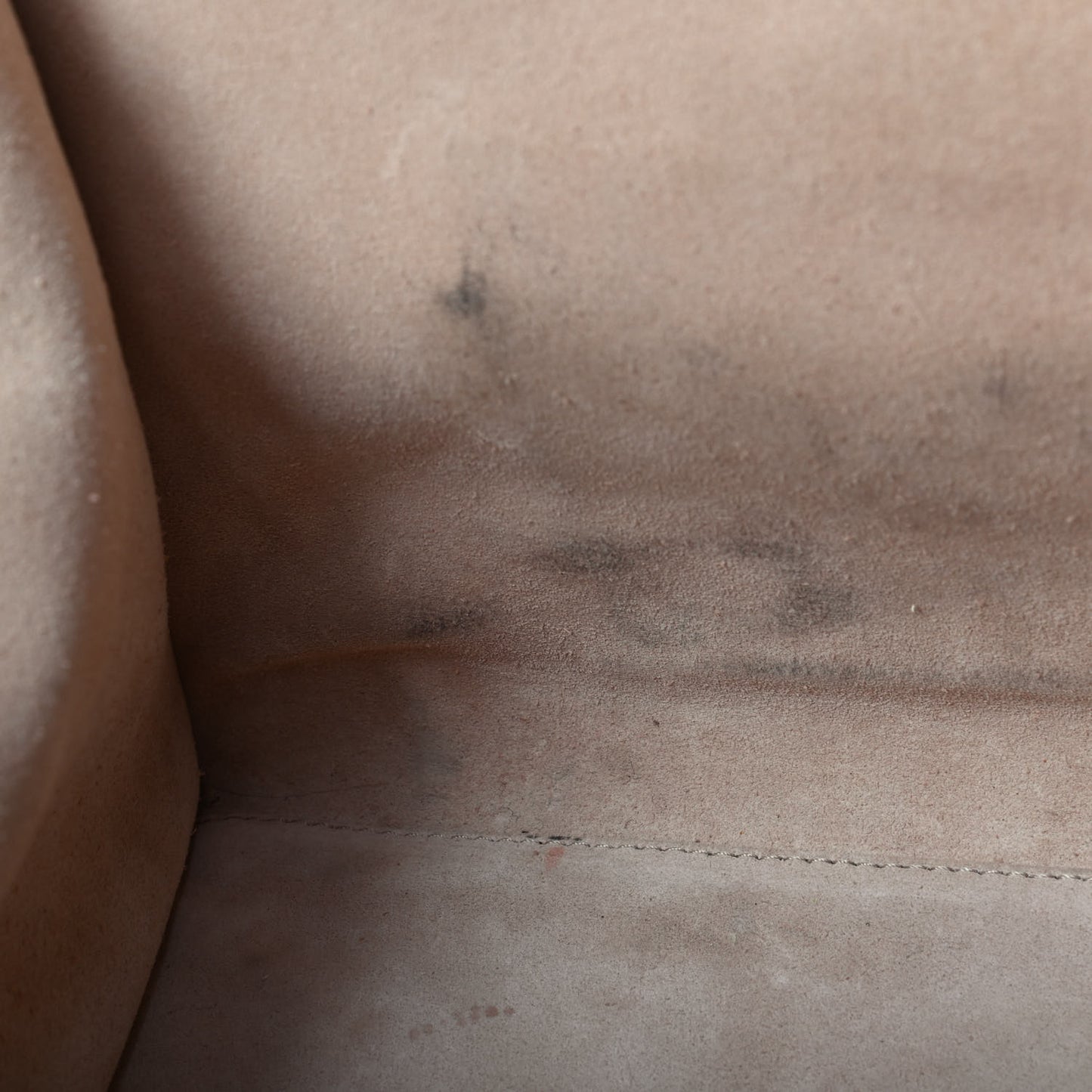 Smooth Calfskin Medium Phantom Luggage Sand