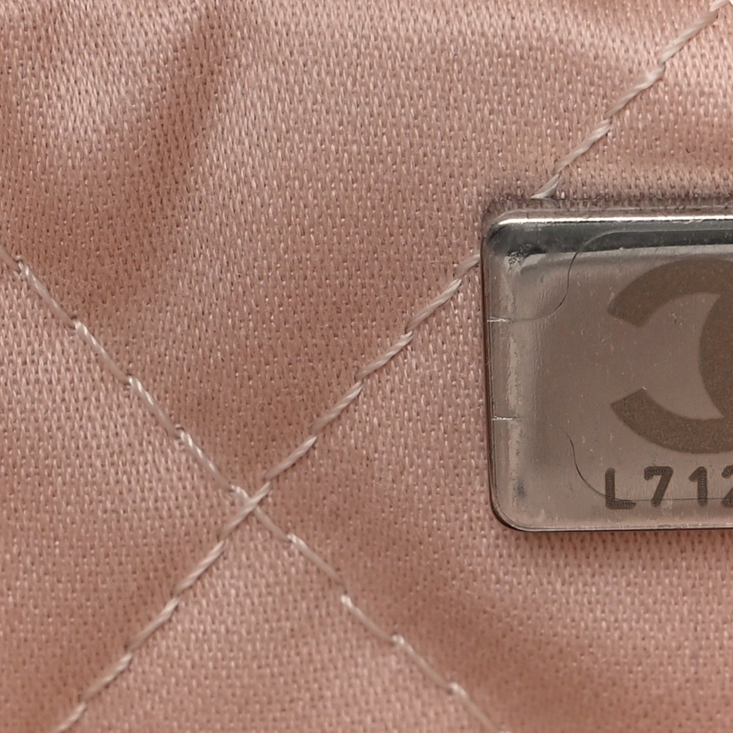Shiny Calfskin Quilted Chanel 22 Ecru