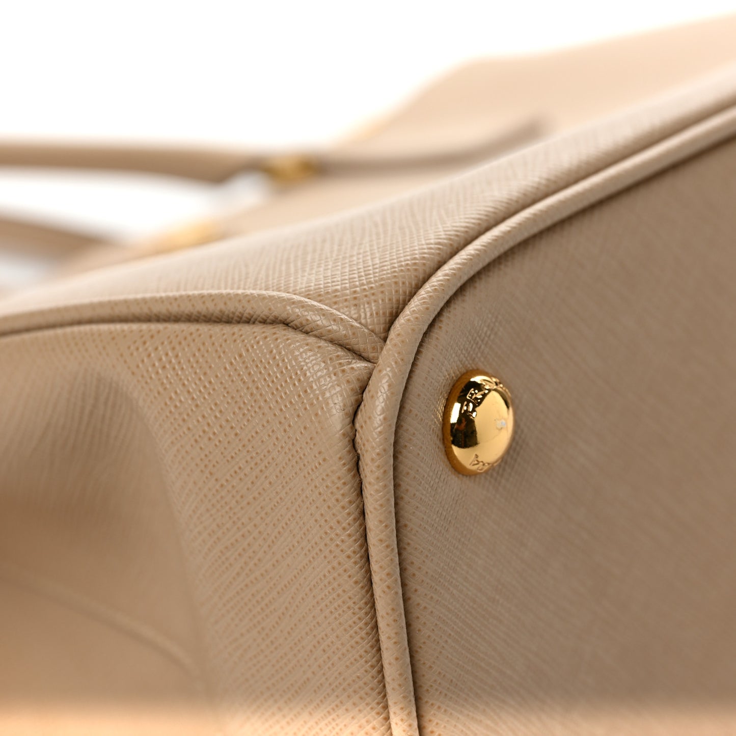 Saffiano Medium Galleria Double Zip Tote Sabbia