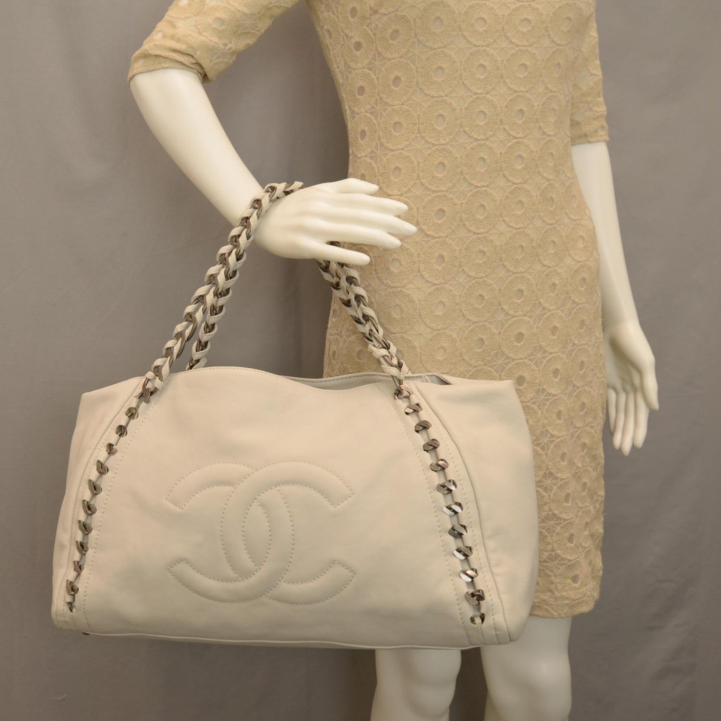 Caviar Luxe Ligne Modern Chain XL Tote White