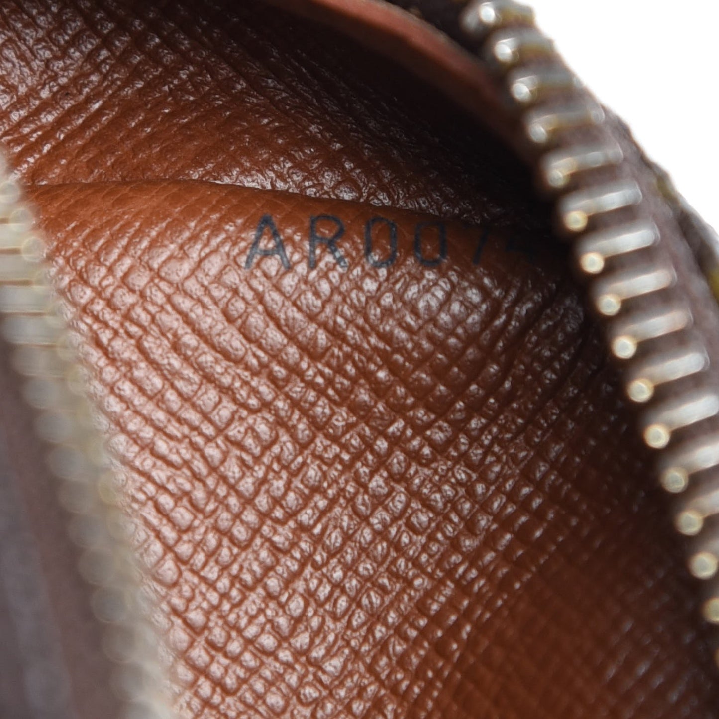 Monogram Nil 28