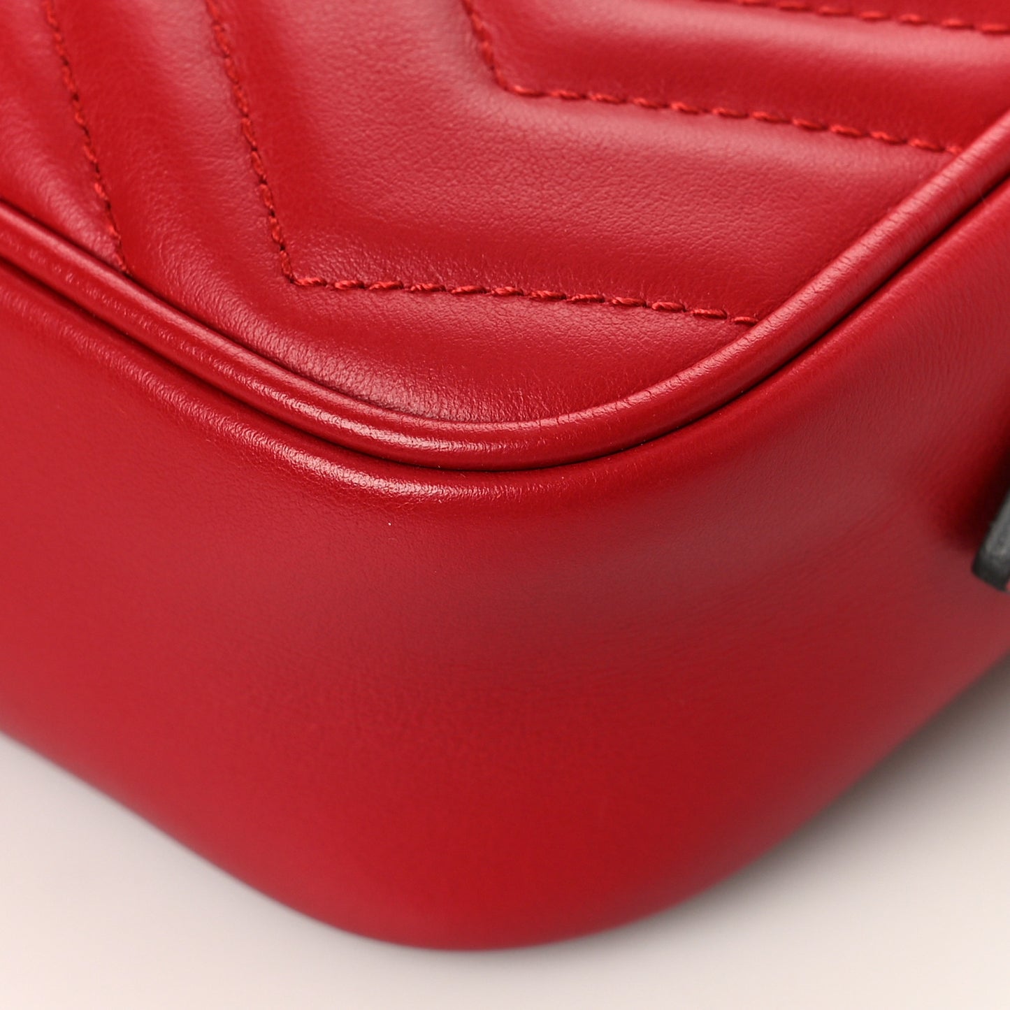 Calfskin Matelasse Mini GG Marmont Chain Shoulder Bag Hibiscus Red