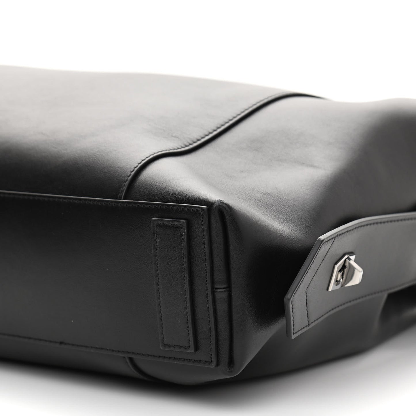 Smooth Calfskin Medium Soft Antigona Black