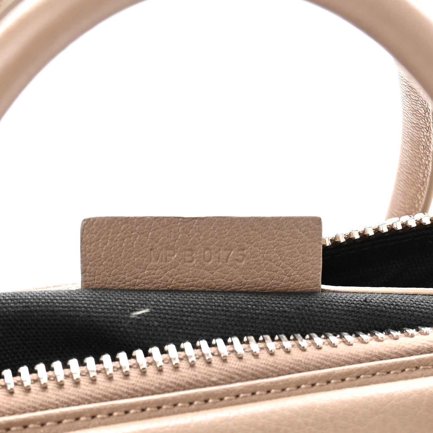 Sugar Goatskin Medium Antigona Sand