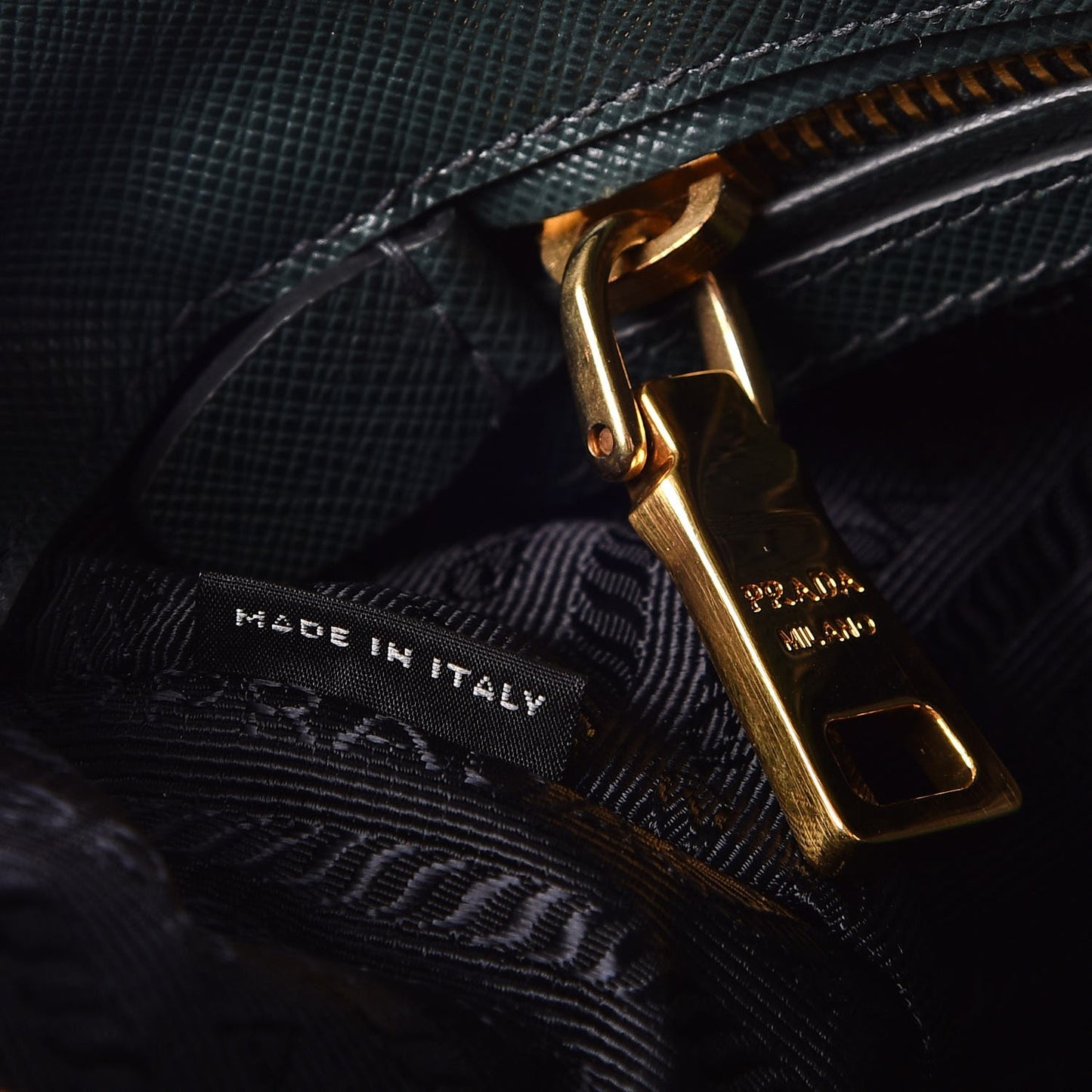 Saffiano Medium Galleria Double Zip Tote Smeraldo