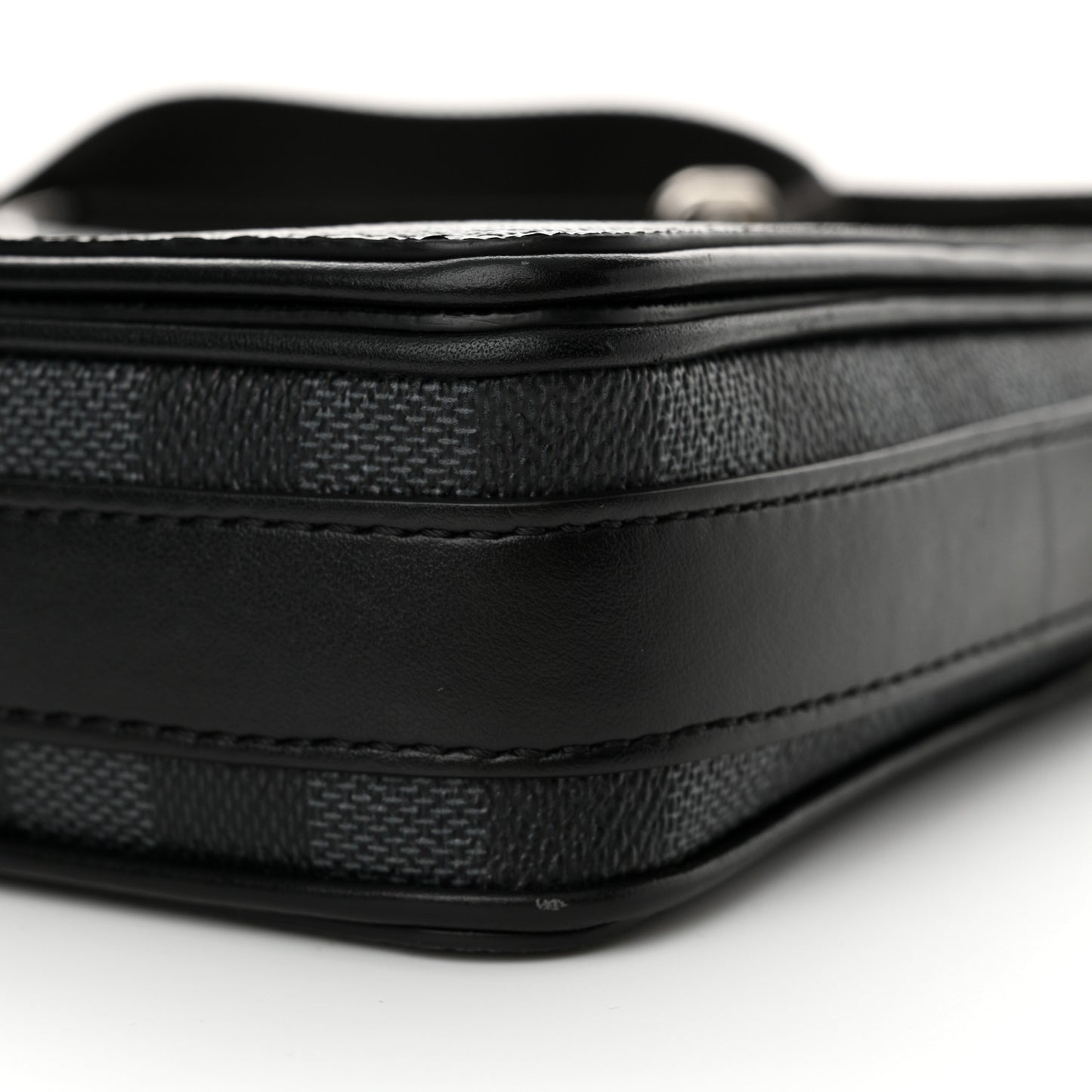 Damier Graphite 3D Studio Messenger