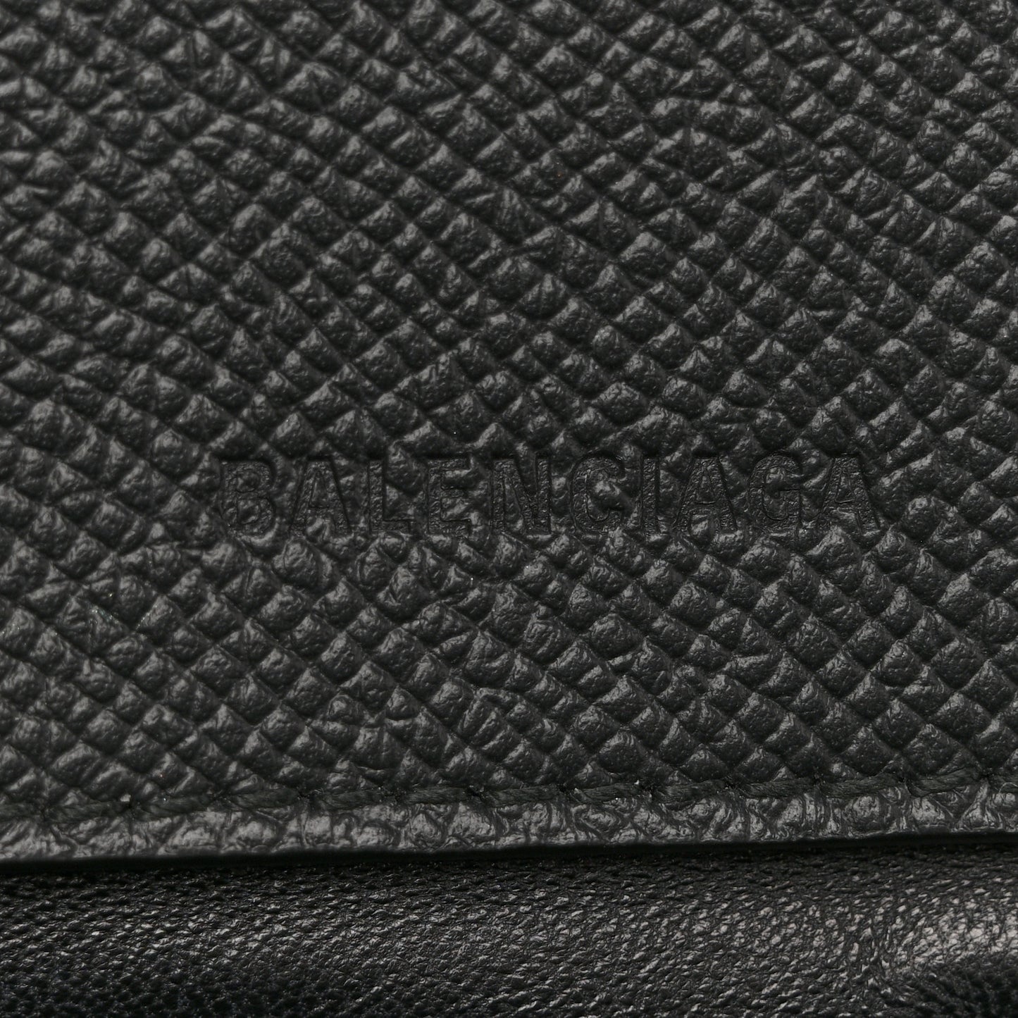 Grained Calfskin Graffiti BB Chain Wallet Black Bleu Violet