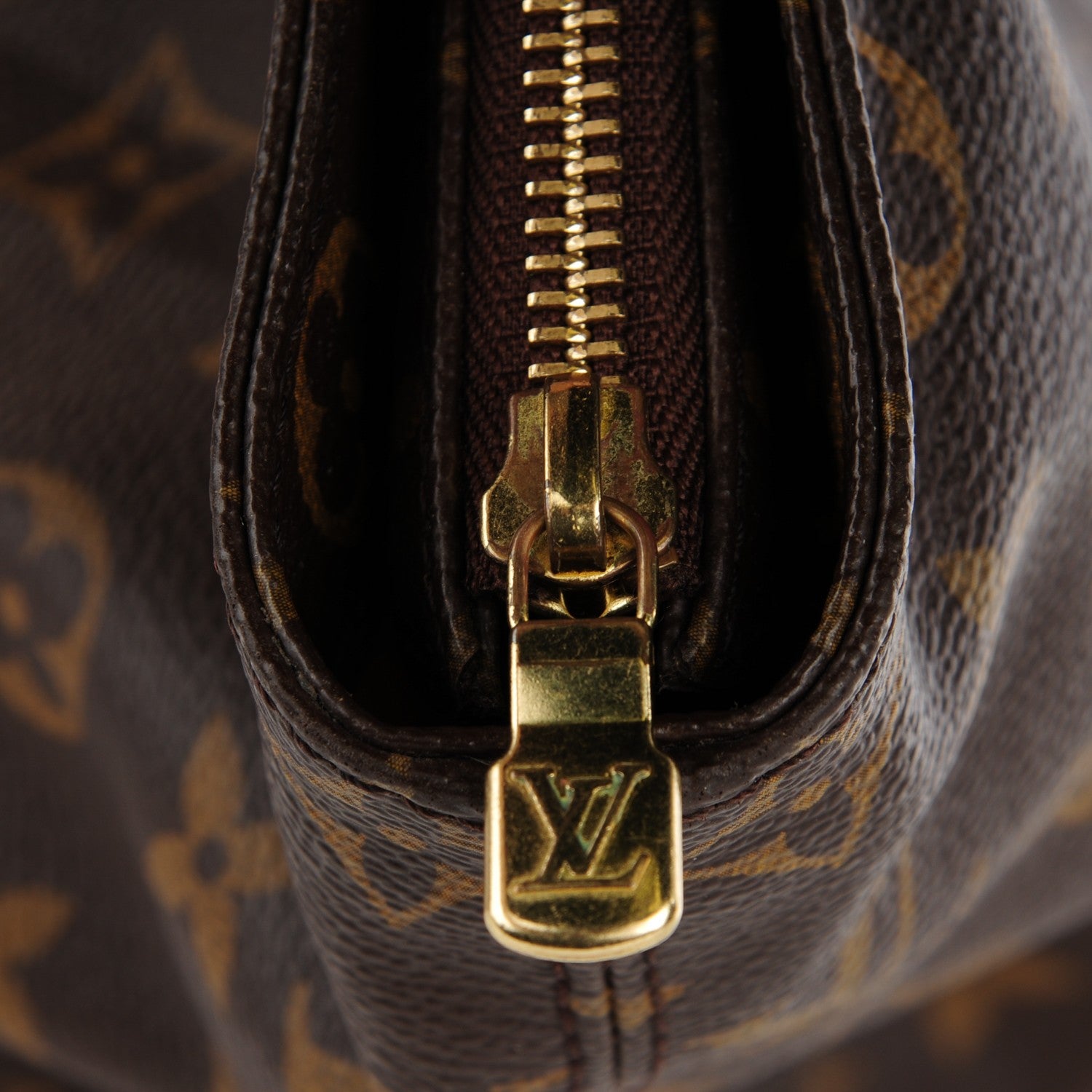 Louis Vuitton Monogram Cabas Mezzo 2 of 10