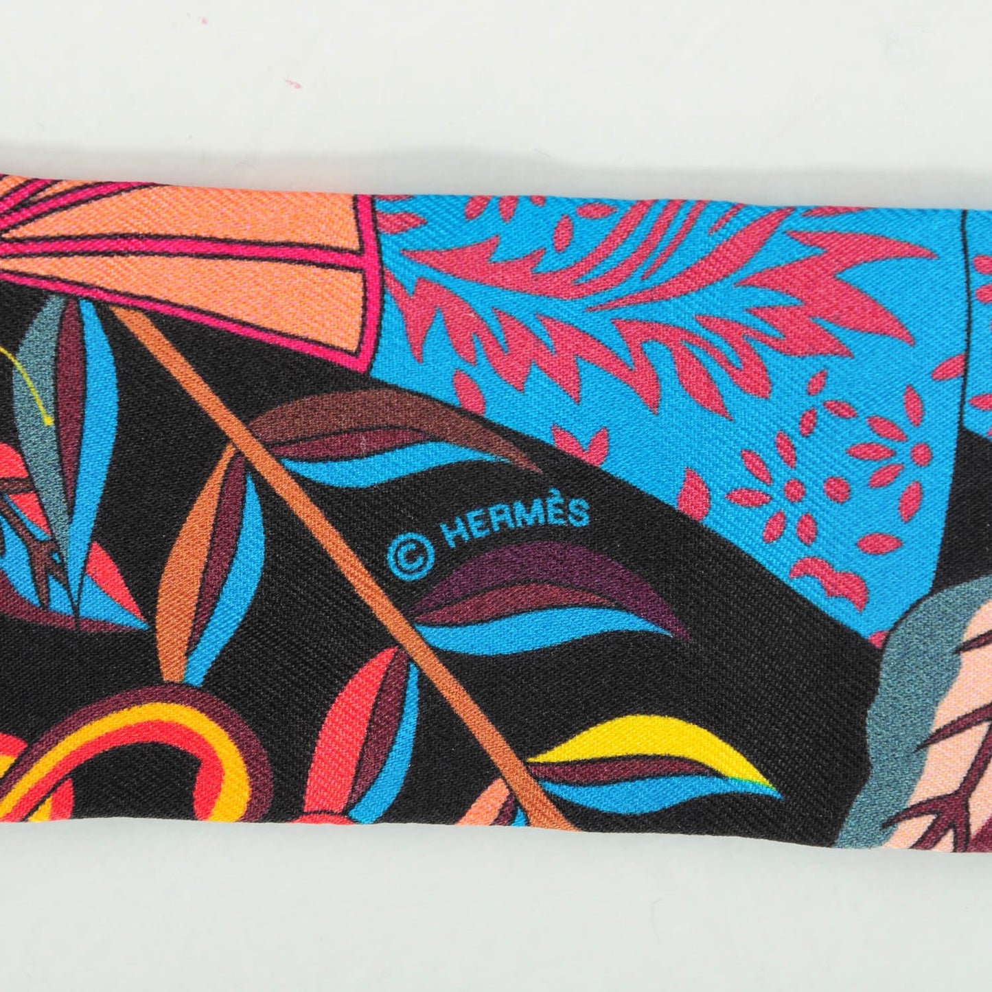 Silk Fleurs et Papillons de Tissus Twilly Black Rouge Bleu