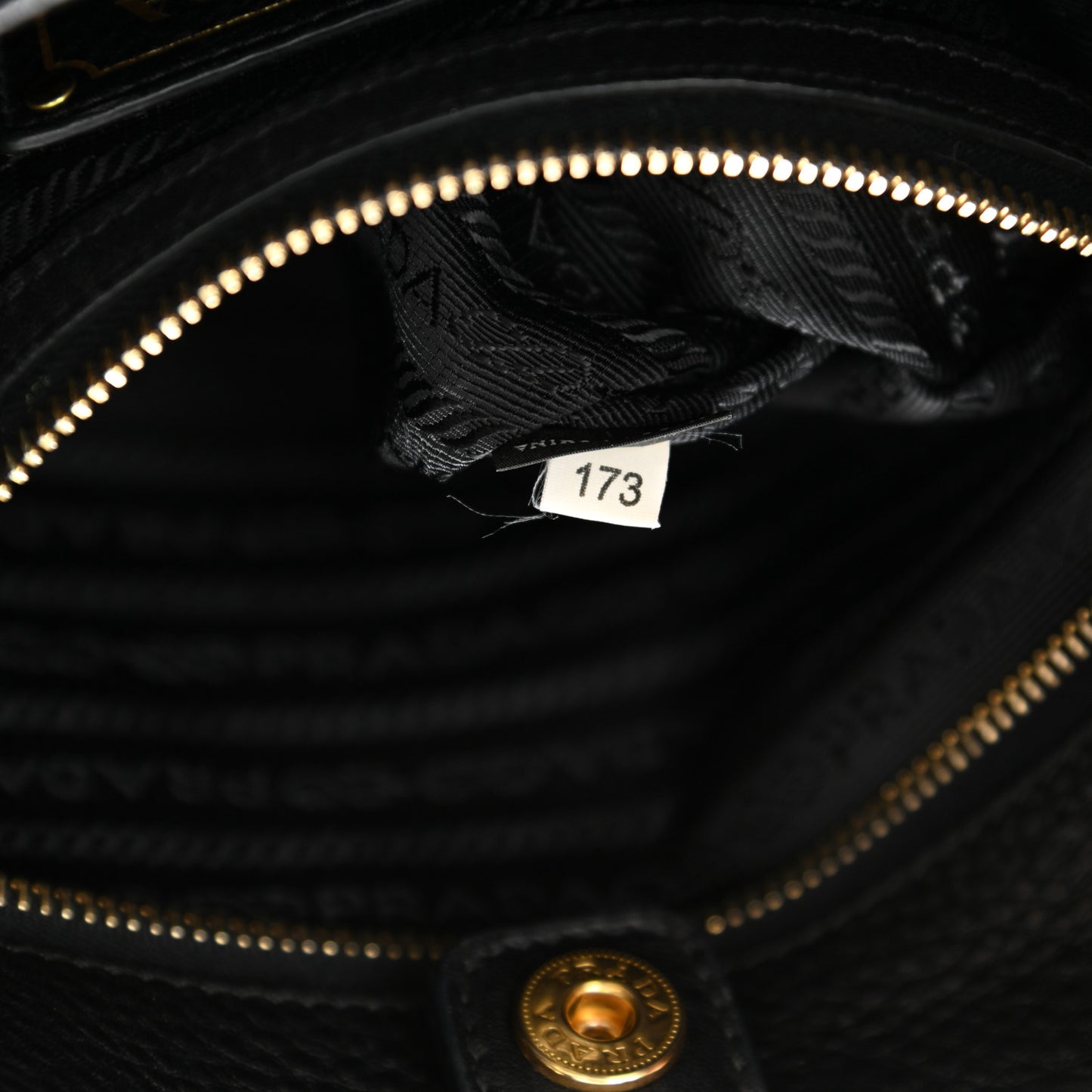 Tessuto Nylon Vitello Daino Shoulder Bag Black