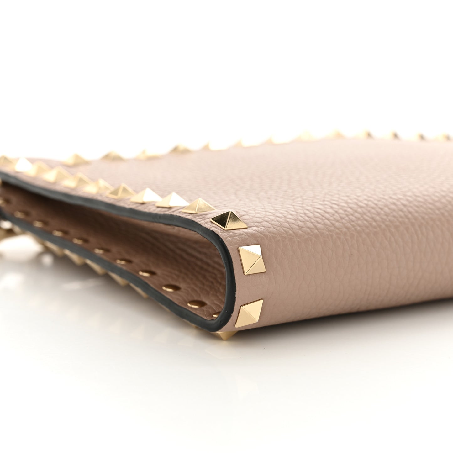 Pebbled Calfskin Medium Rockstud Flat Pouch Poudre