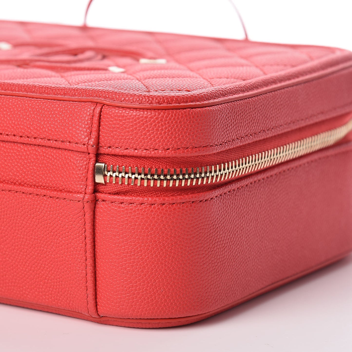 Caviar Quilted Medium CC Filigree Vanity Case Red