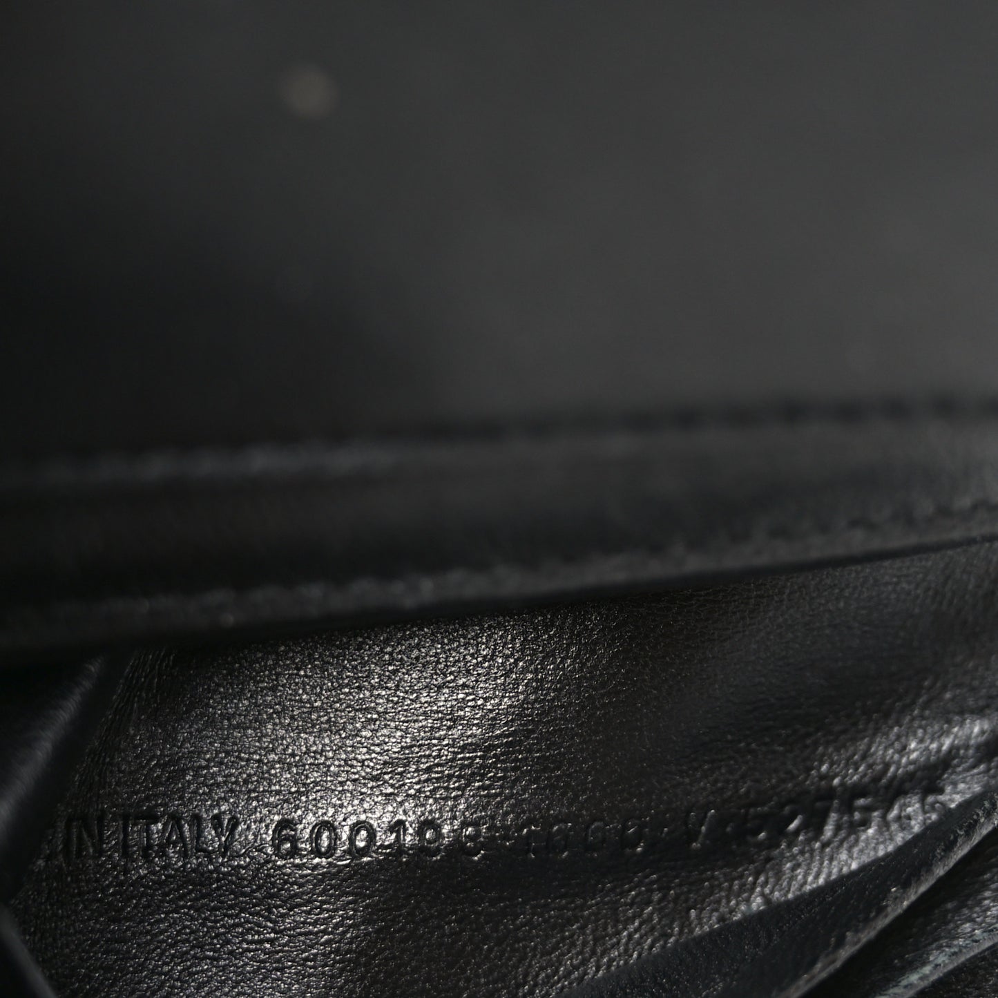 Shiny Box Calfskin Hourglass Compact Wallet Black