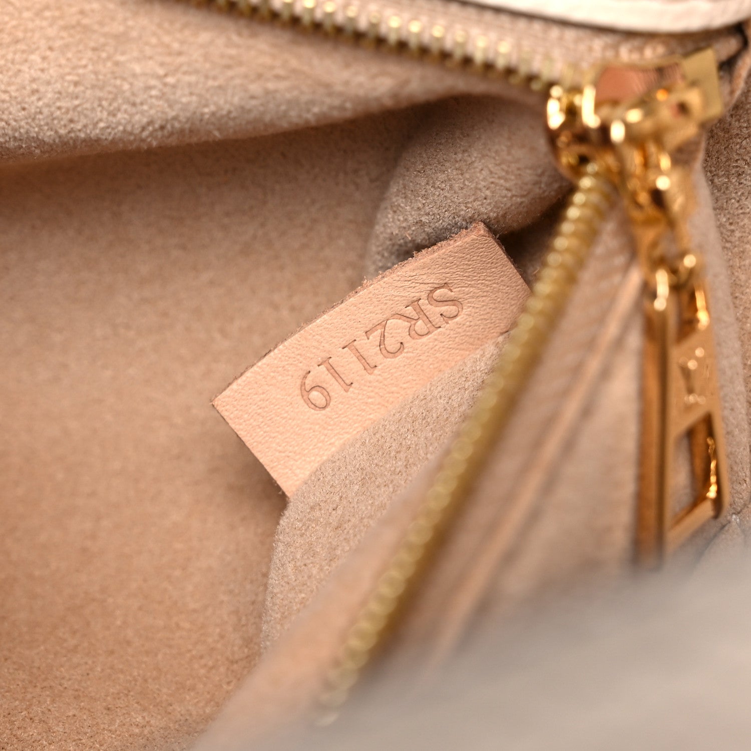 Louis Vuitton Calfskin Monogram Tufting On My Side Galet 6 of 13