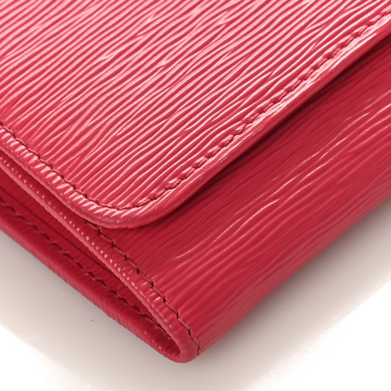 Vitello Move Metal Oro Chain Wallet Peonia
