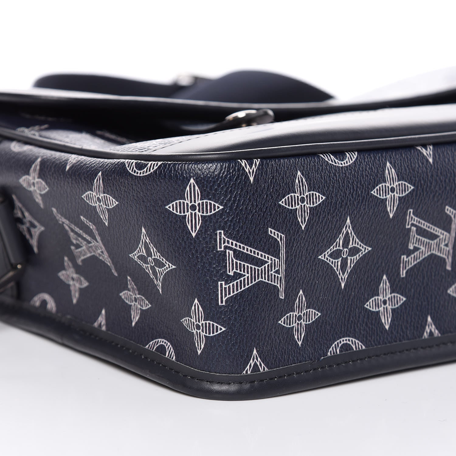 Louis Vuitton Savane Monogram Chapman Messenger PM Encre 9 of 10