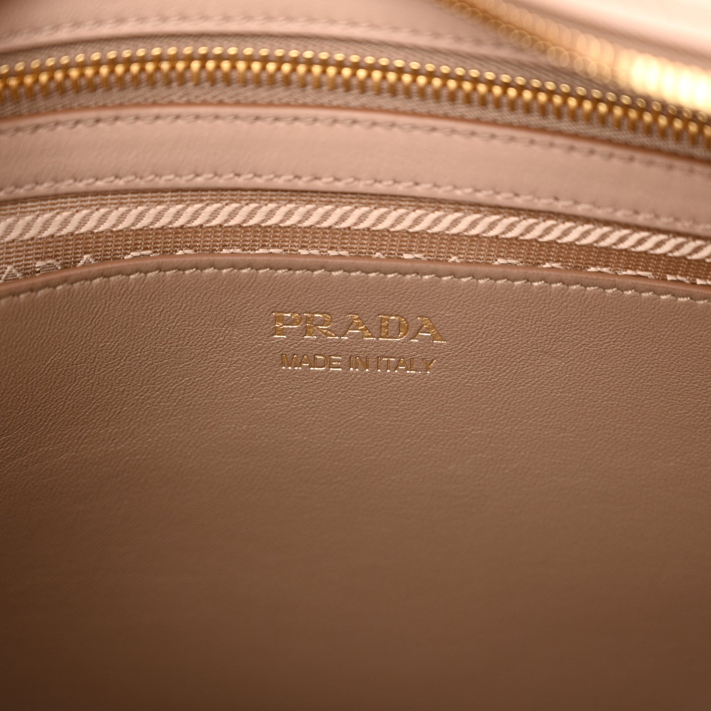 Saffiano City Calfskin Medium Esplanade Cammeo
