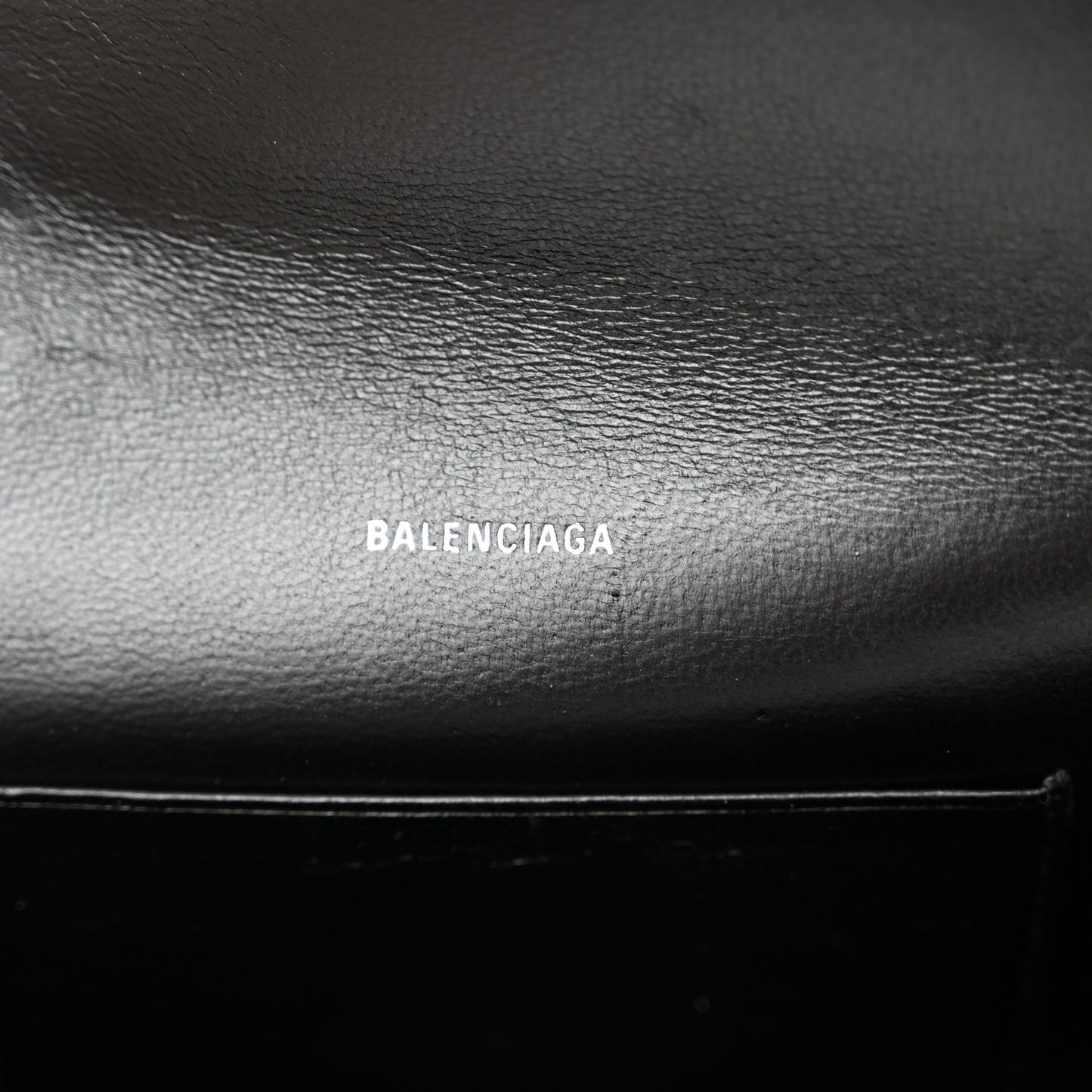 Grained Calfskin Logo Everyday Phone Holder Wallet On Chain Black White