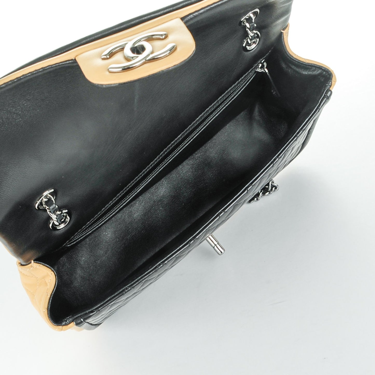 Lambskin Classic Twist Flap Black Beige