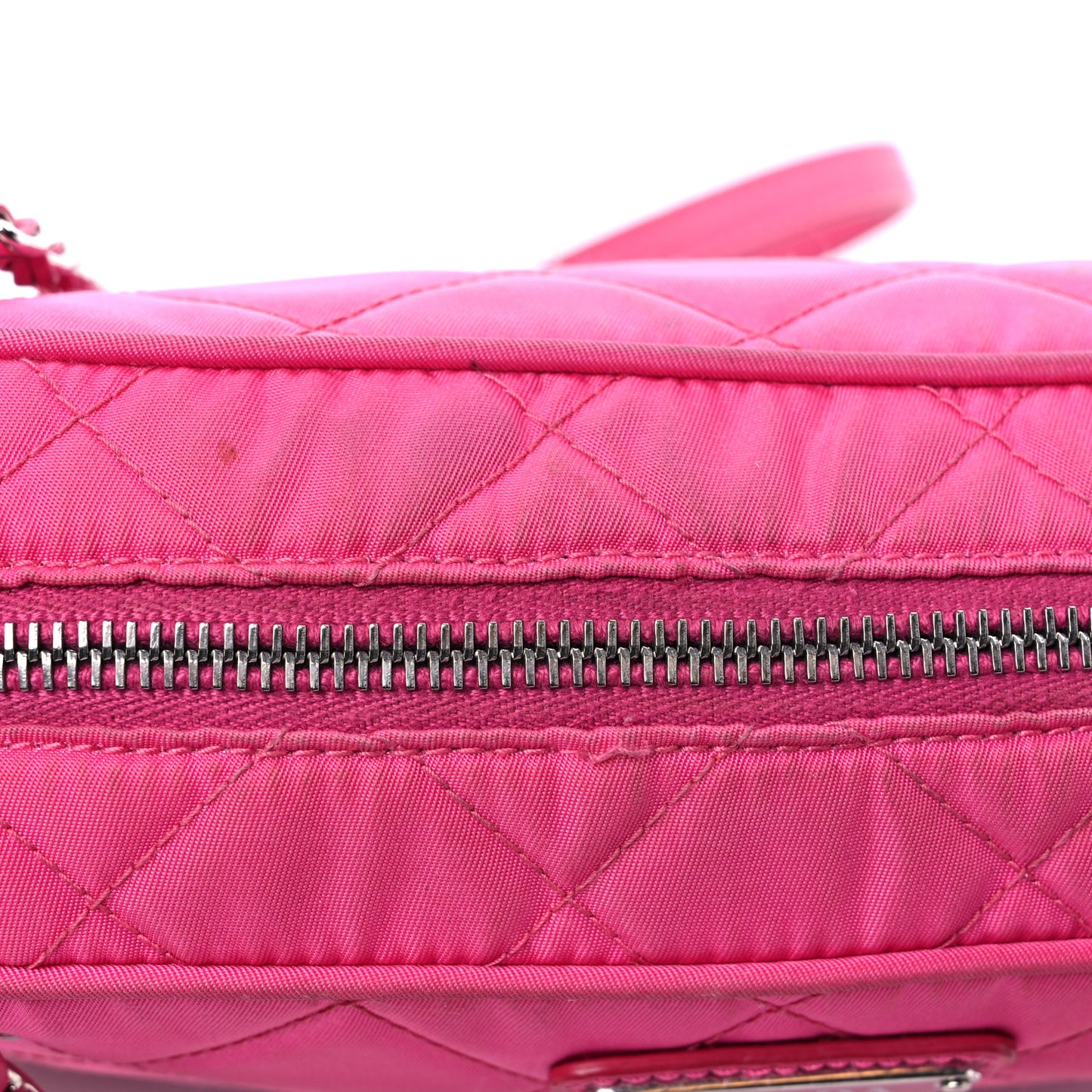 Nylon Tessuto Impuntu Quilted Chain Crossbody Fuxia
