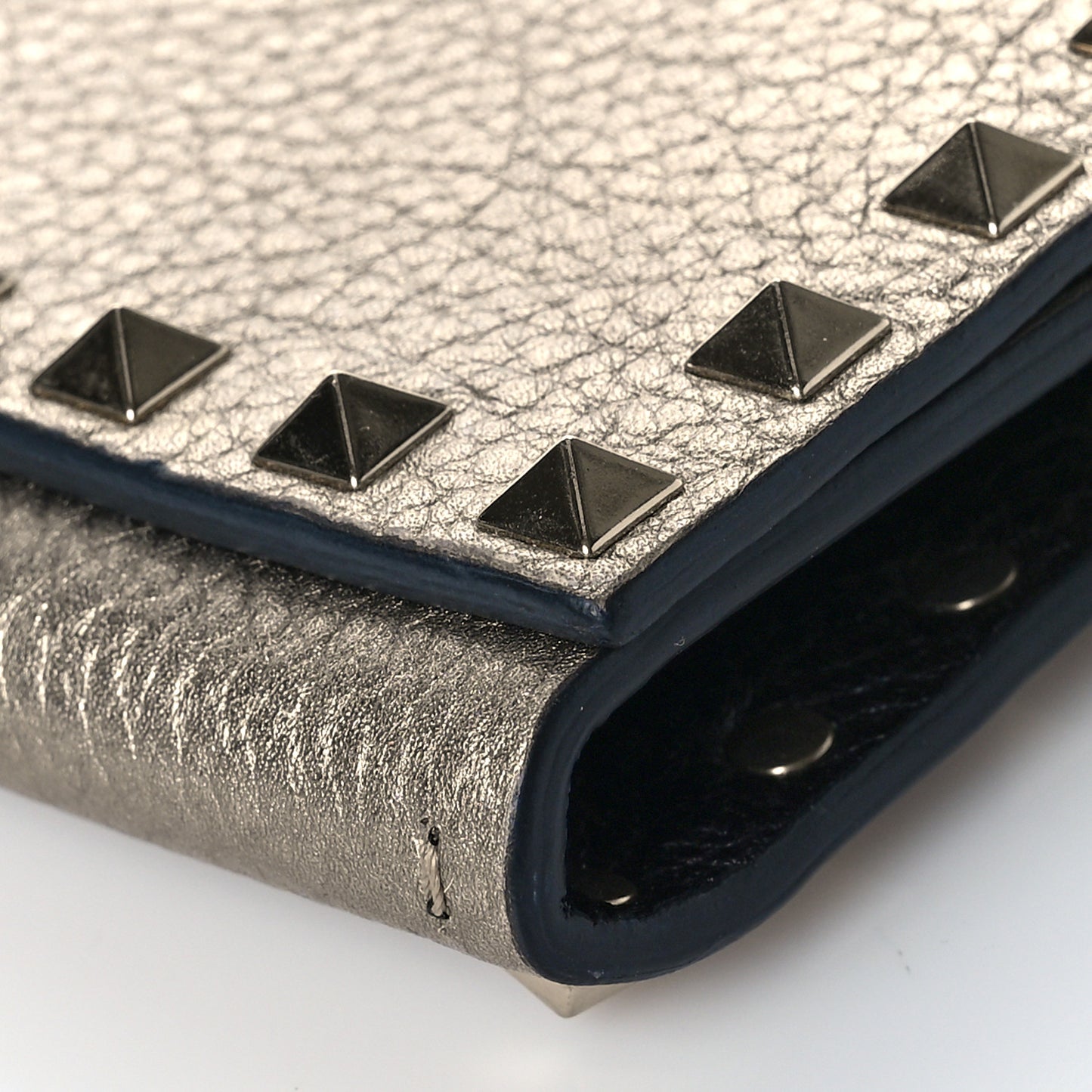 Metallic Pebbled Calfskin Rockstud Flap Wallet On chain Platino