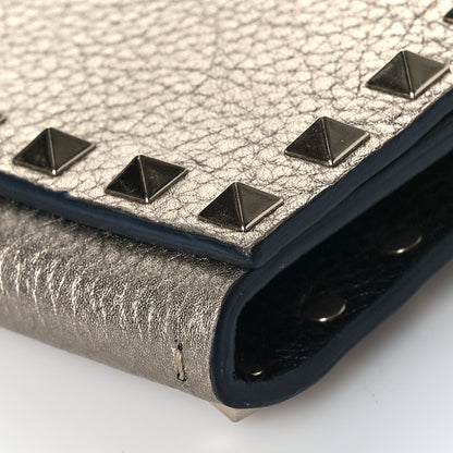 Valentino Garavani Metallic Pebbled Calfskin Rockstud Flap Wallet On chain Platino 9 of 10