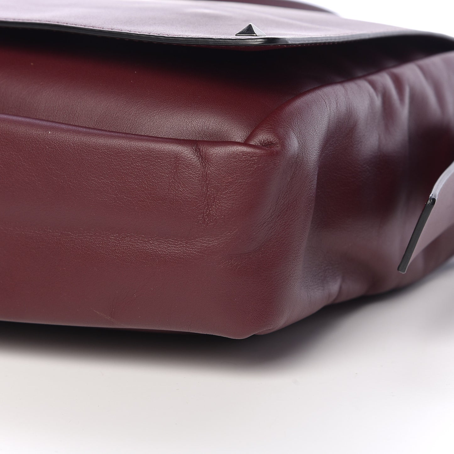 Vitello Rockstud Messenger Bag Rubin