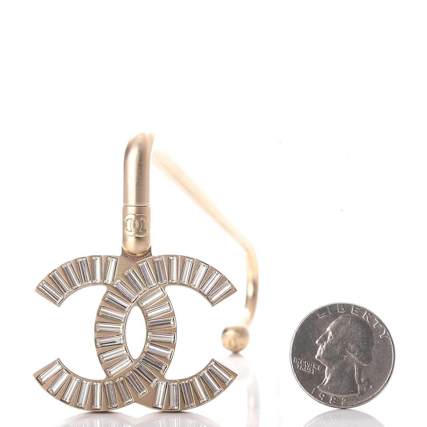 シャネル　バッグフック Chanel Baguette Crystal CC Purse Hook Gold 249905 – FASHIONPHILE