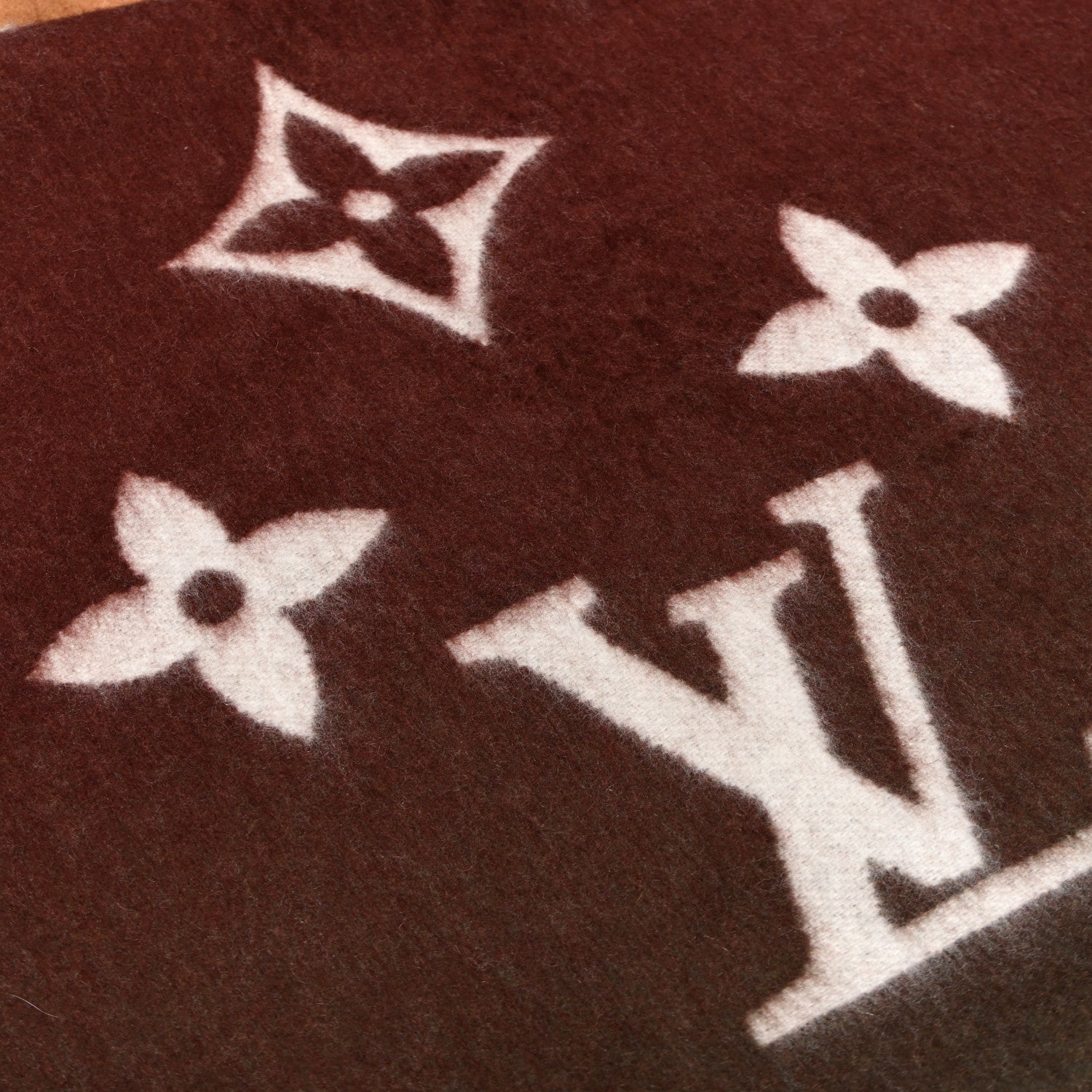 Louis Vuitton Cashmere Monogram Gradient Reykjavik Scarf Kaki 4 of 4