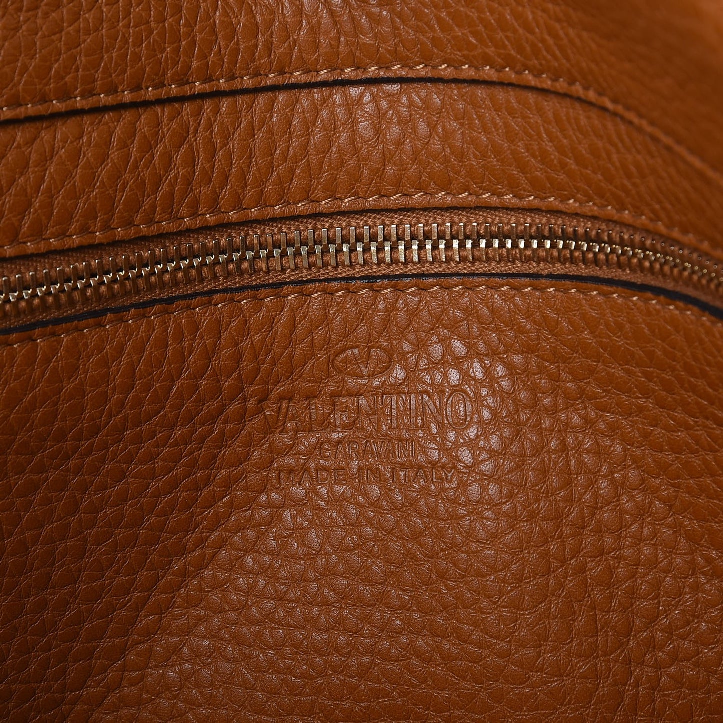 Pebbled Calfskin Medium Rockstud Tote Light Cuir