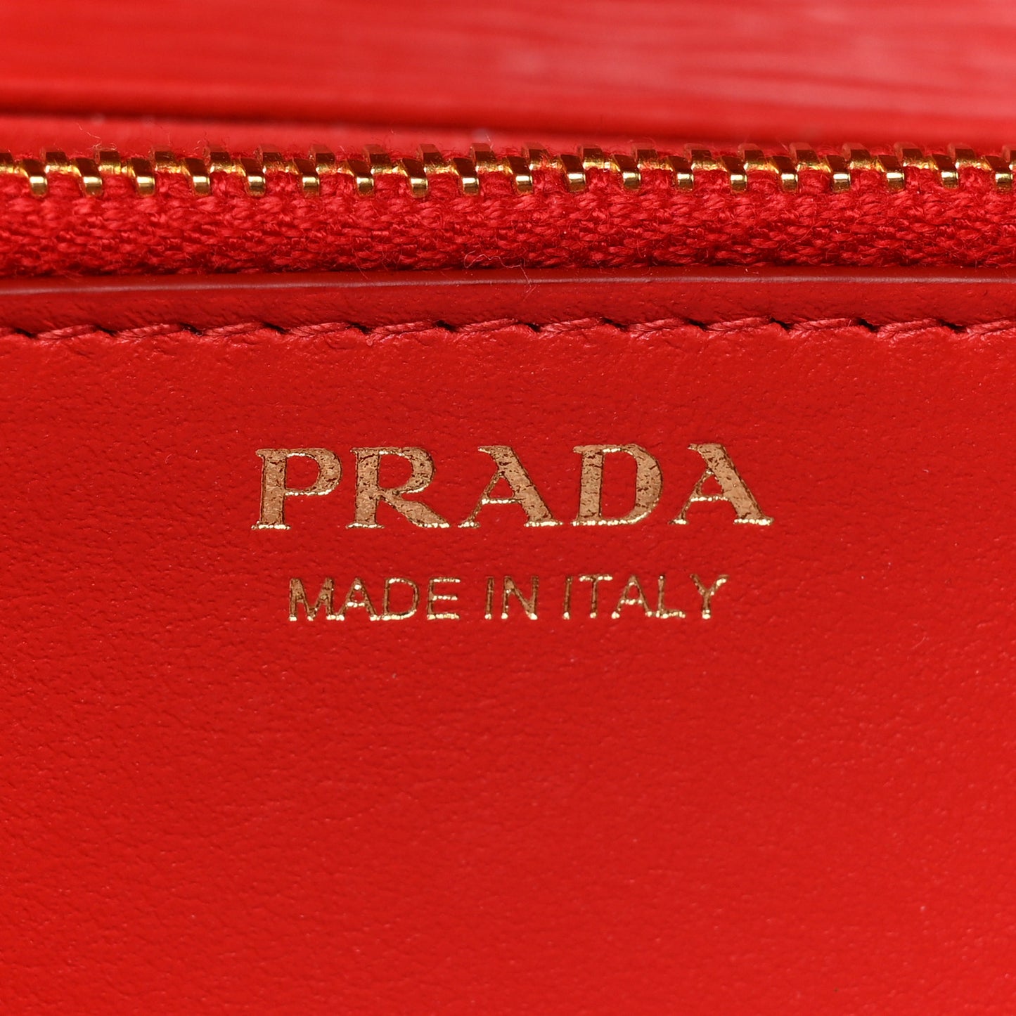 Vitello Move Metal Oro Chain Wallet Lacca