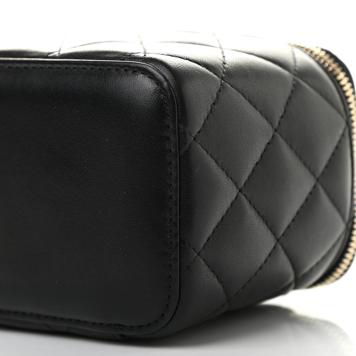 Lambskin Quilted Pearl Crush Small Vanity Case With Chain Black