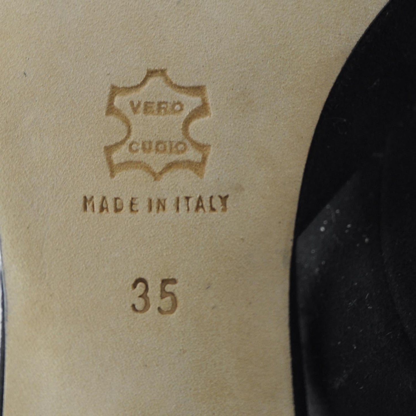 MANOLOBLAHNIKSuedeKittenHeels35Black