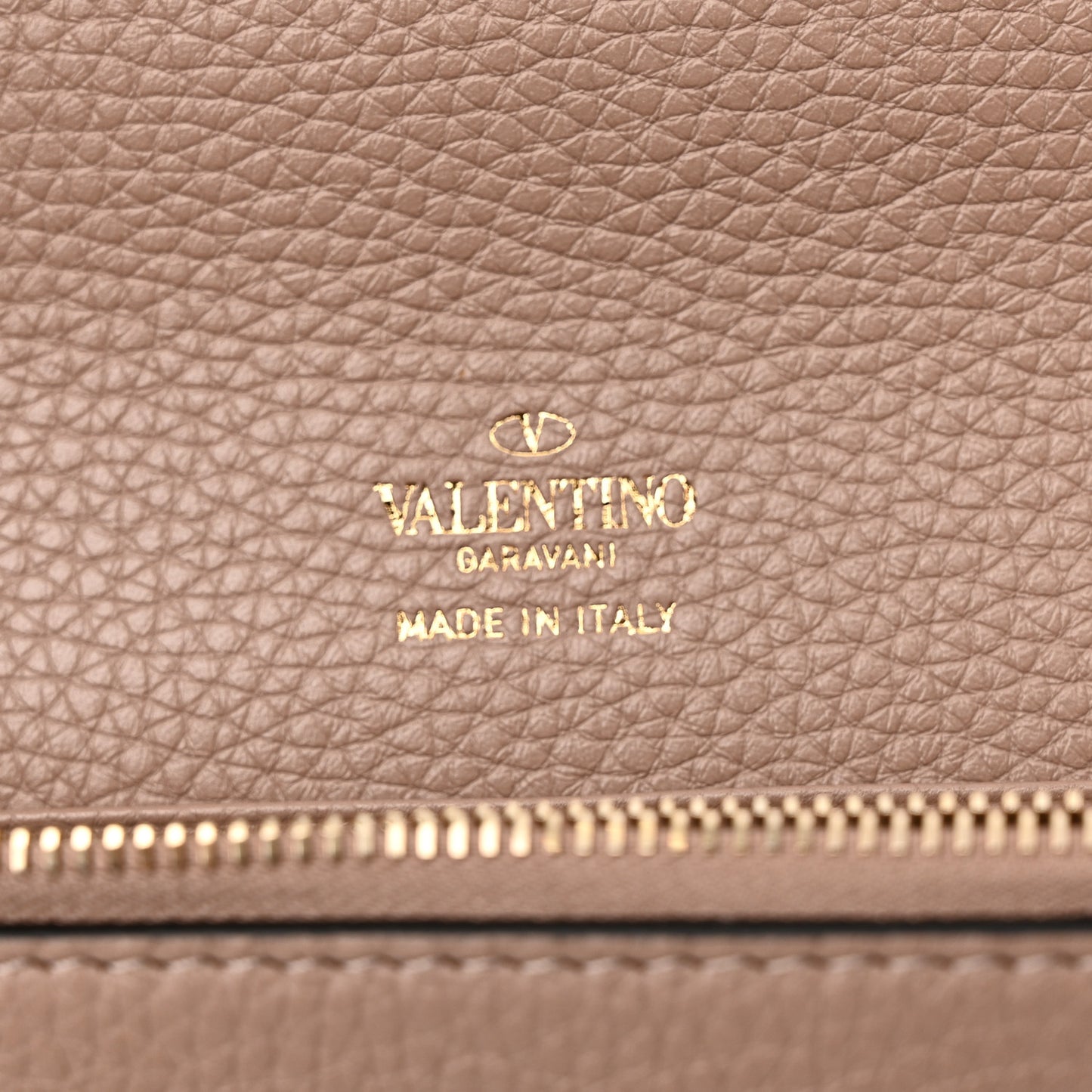 Pebbled Calfskin Rockstud Flip Lock Wallet On Chain Poudre