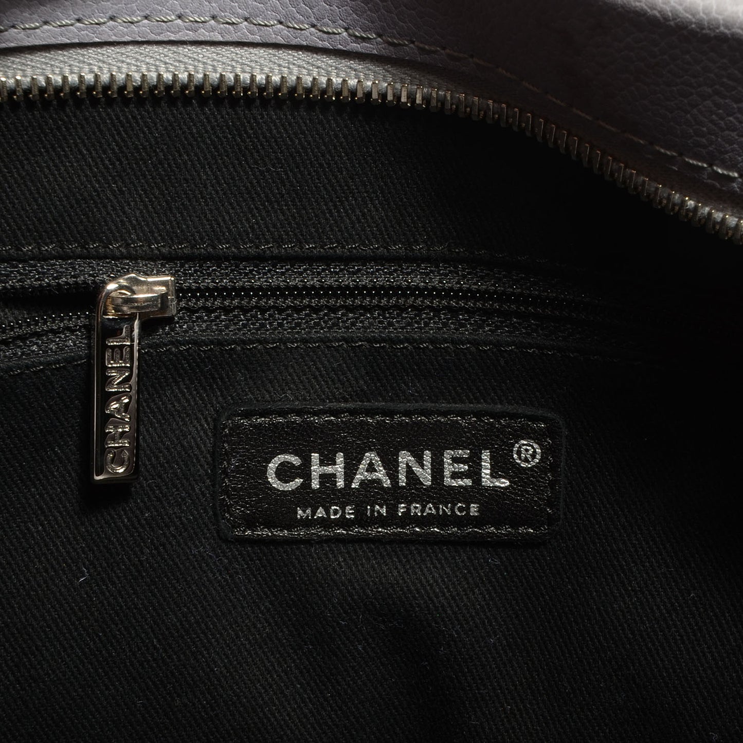 Caviar Large CC Tuck Tote Grey