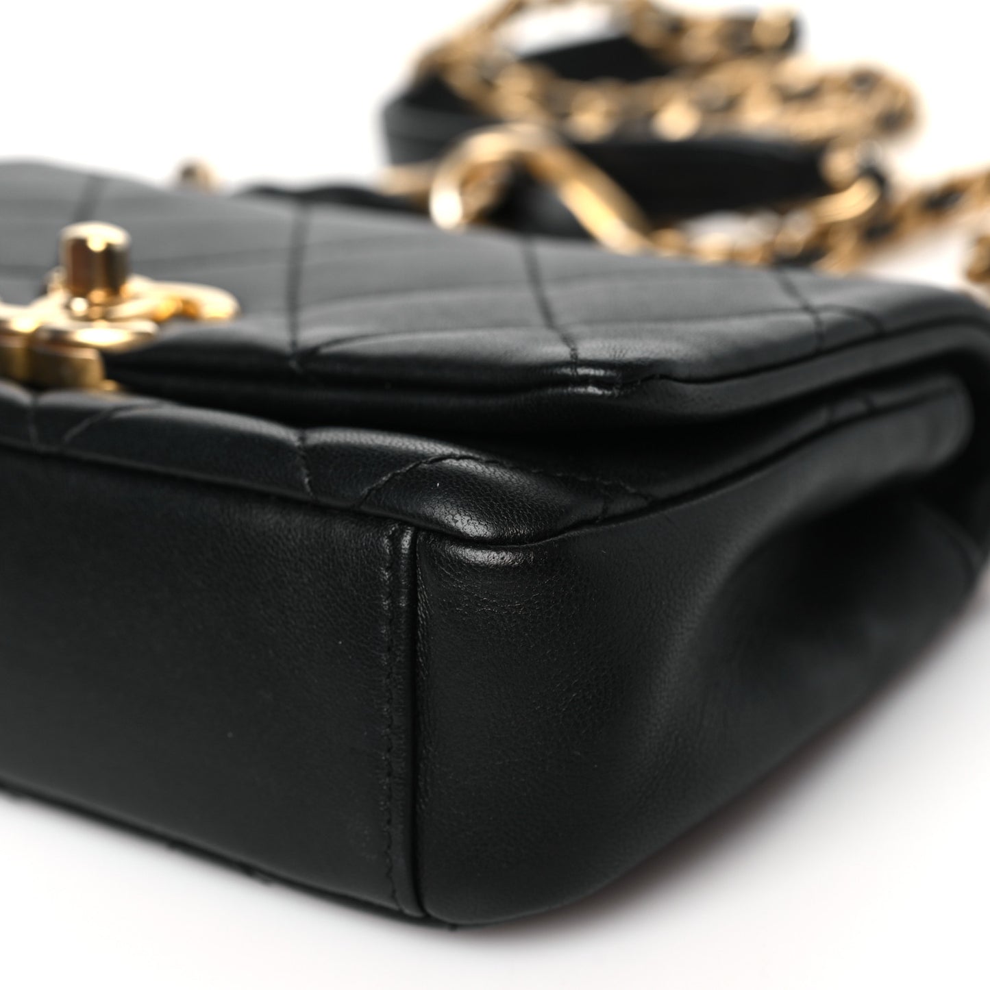 Shiny Lambskin Small Chain Is More Flap Black