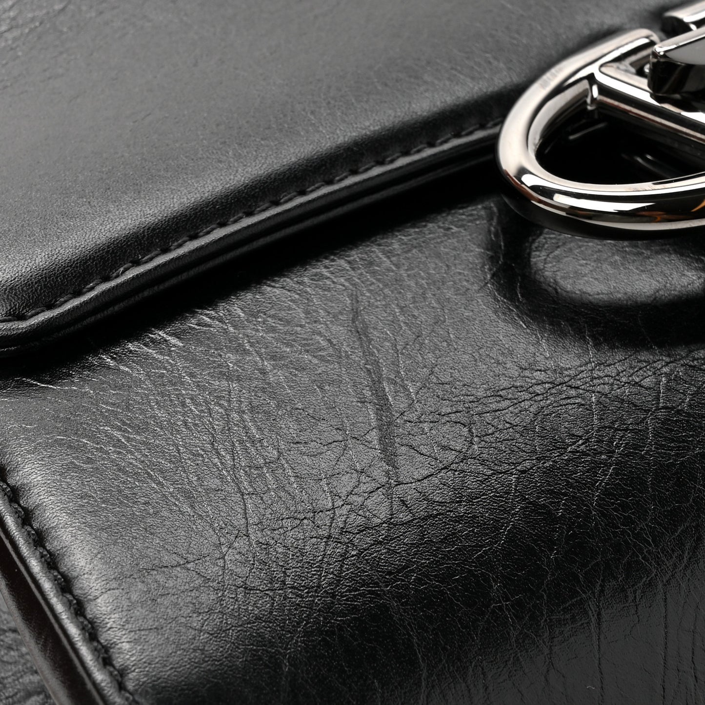 Crinkled Calfskin Vlogo Locker Shoulder Bag Black