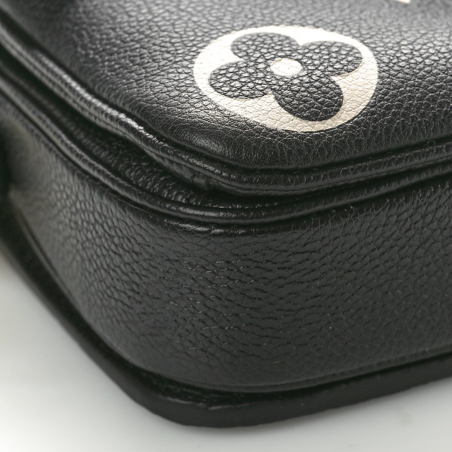 Empreinte Monogram Giant Pochette Metis East West Black Beige