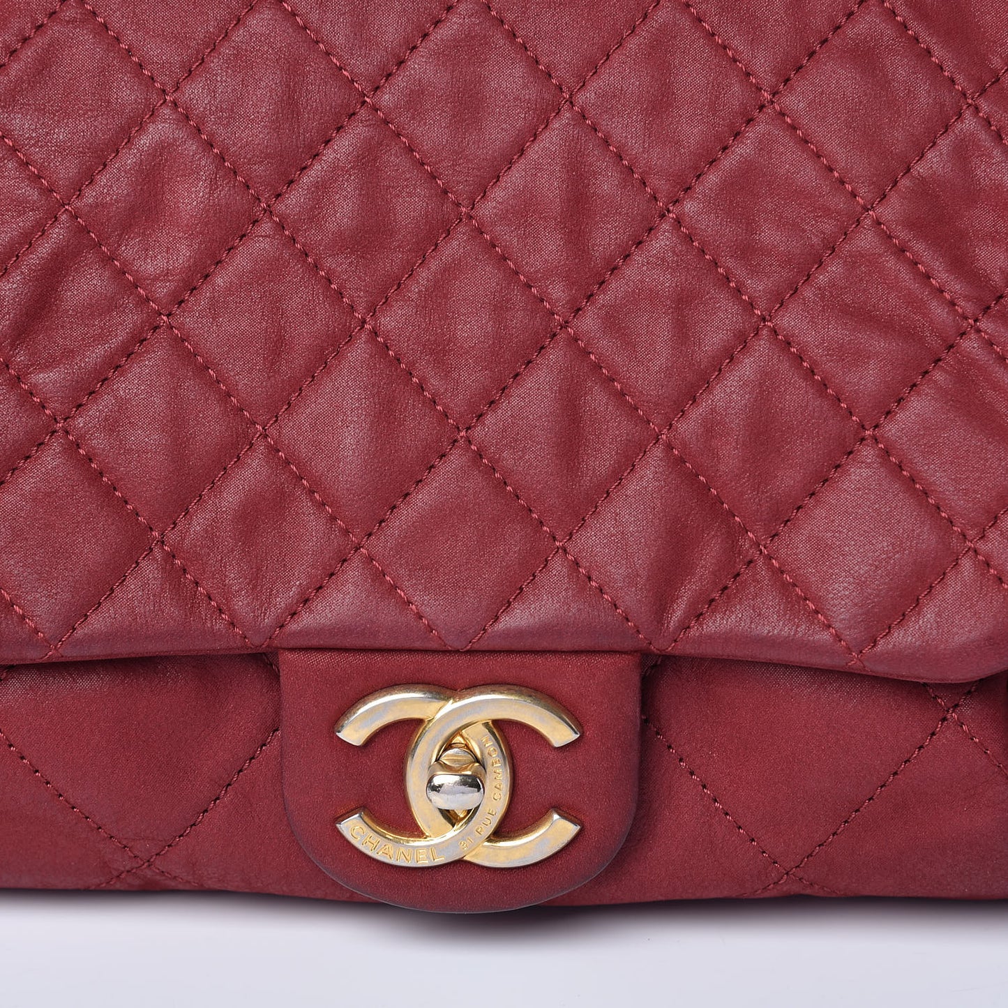 Iridescent Calfskin Large Chic Quilt Flap Red