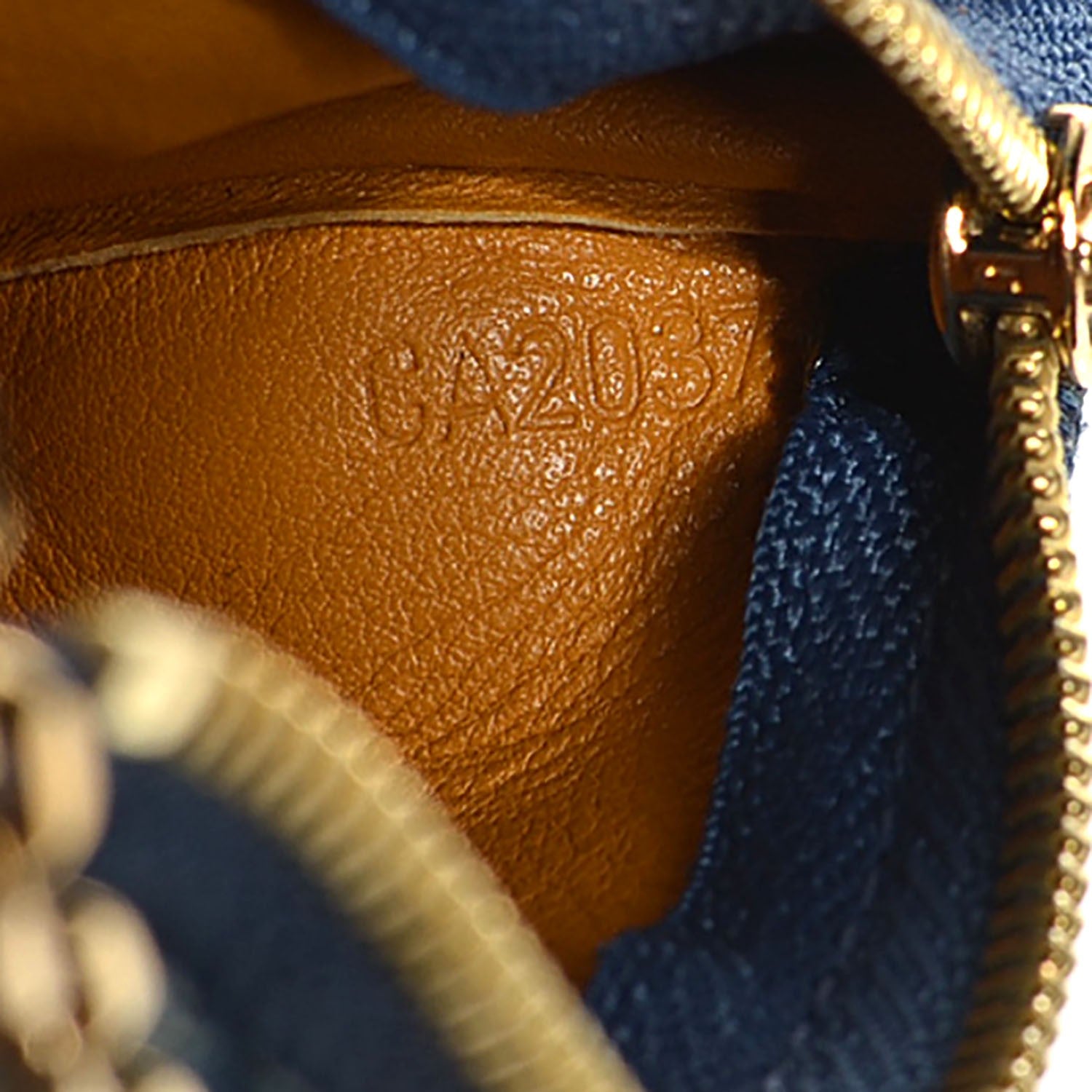 LOUIS VUITTON デニムキーホルダー Louis Vuitton Blue Denim Monogram Denim Key Pouch Gold