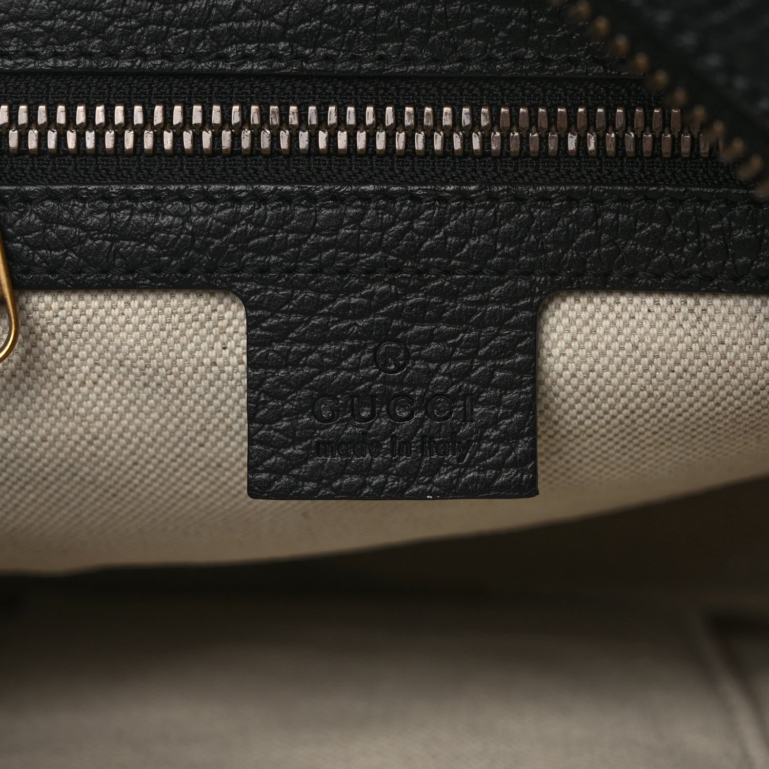 Gucci Grained Calfskin Logo Messenger Bag Black 6 of 9