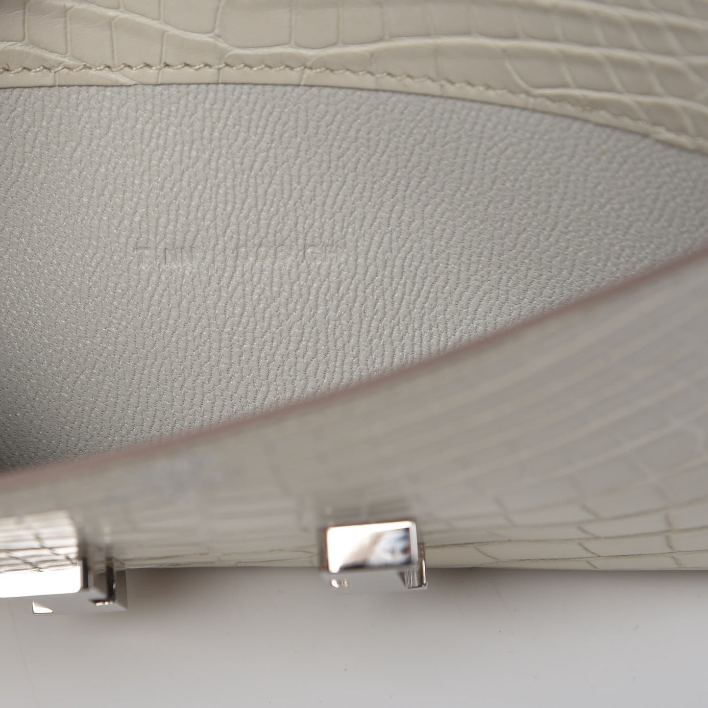 Matte Alligator Constance Wallet Beton