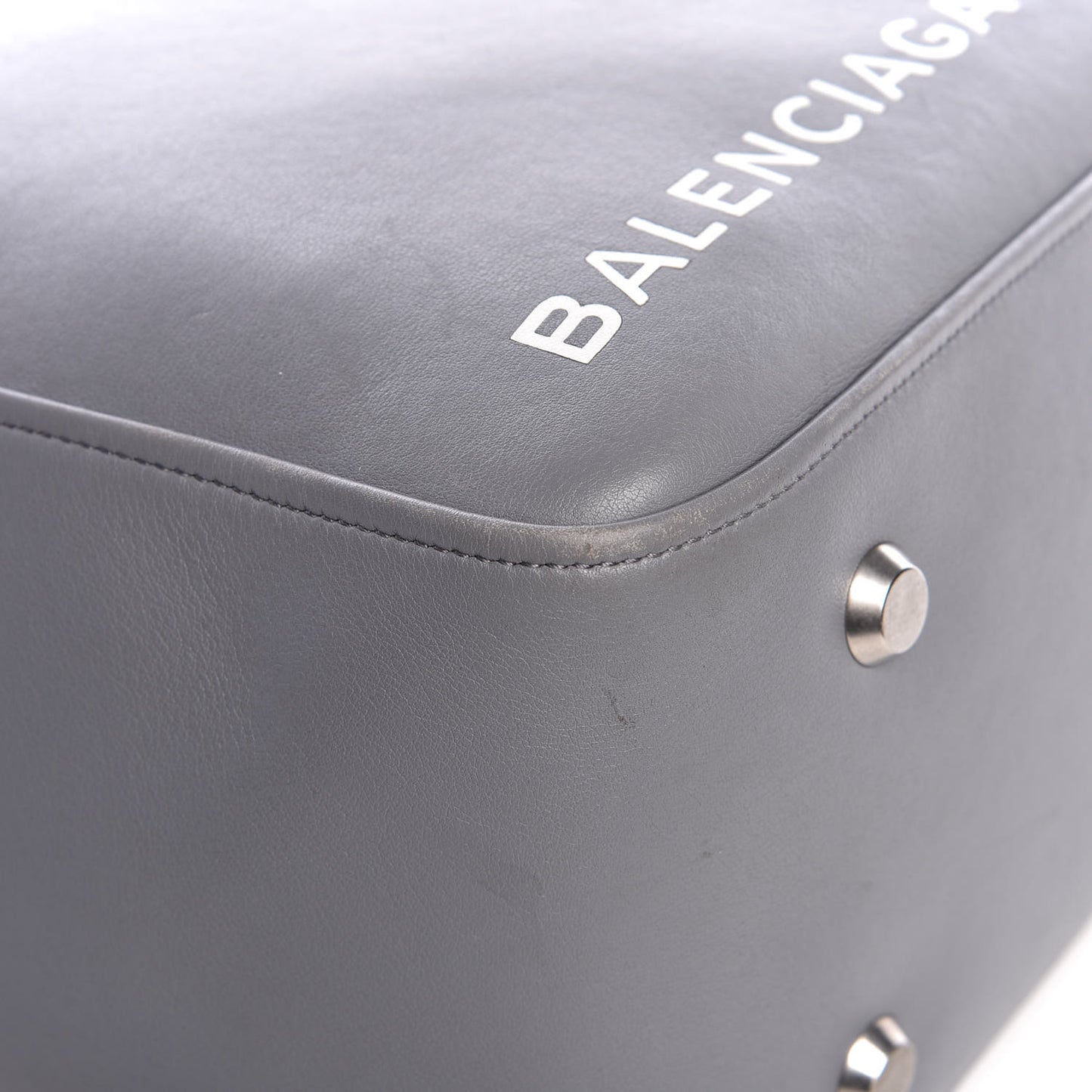 Calfskin M Triangle Duffle Gris Beton