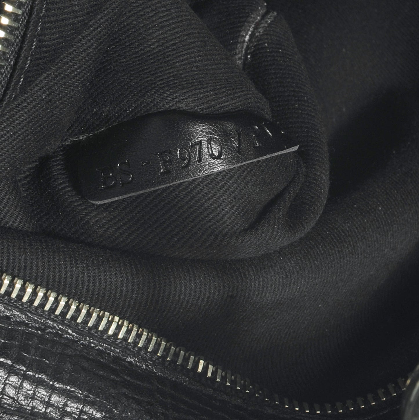 Textured Calfskin Medium Rockstud Tote Black