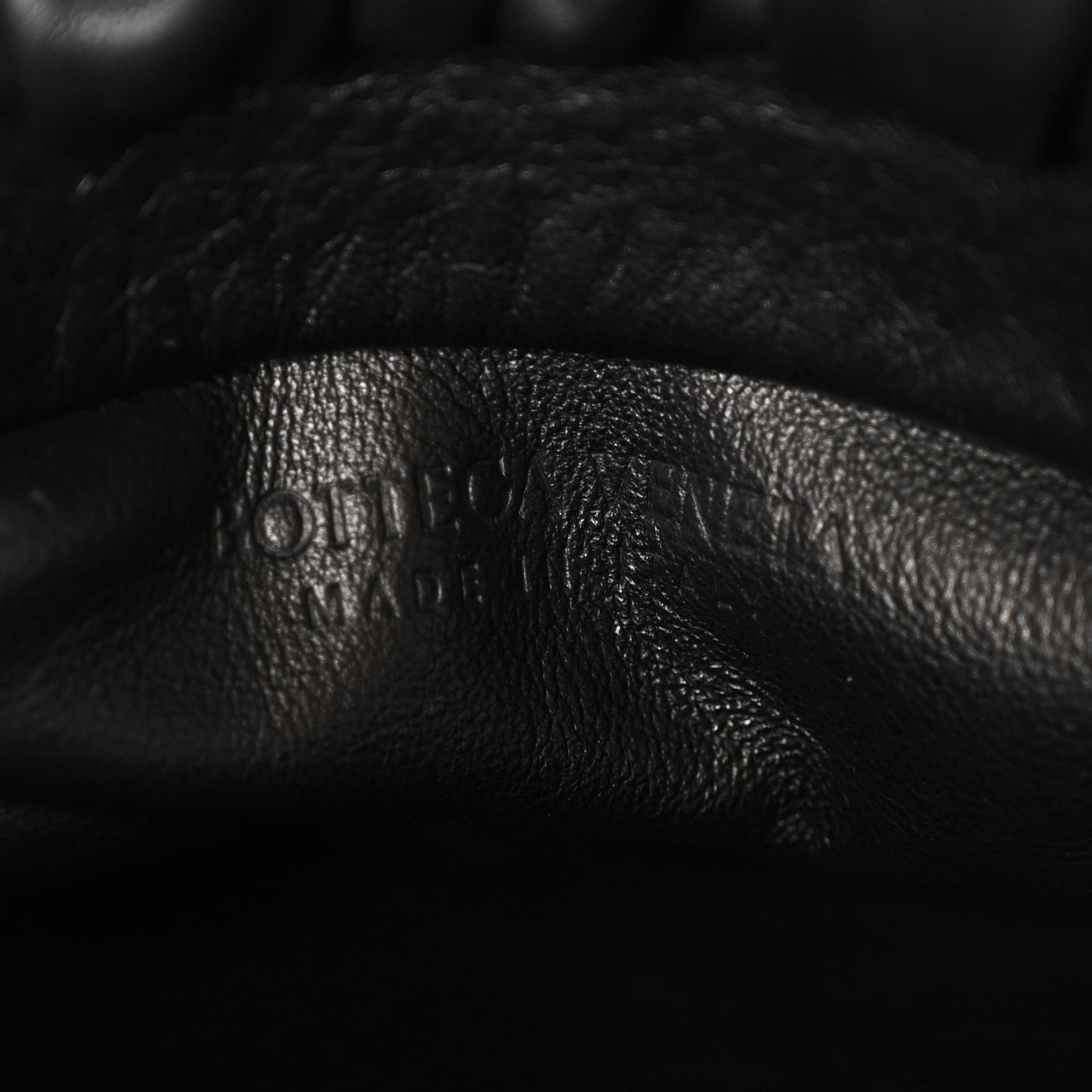 Calfskin The Pouch Chain Black