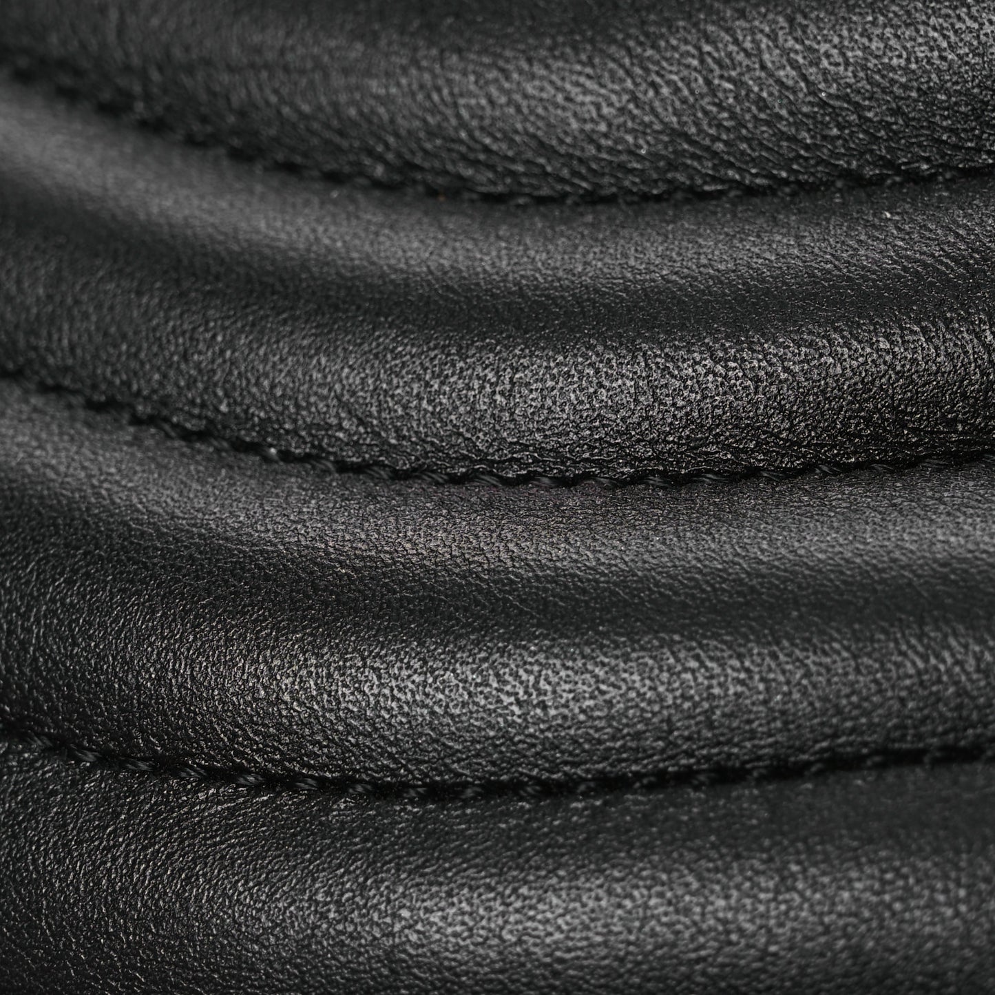 Calfskin New Wave Chain MM Black