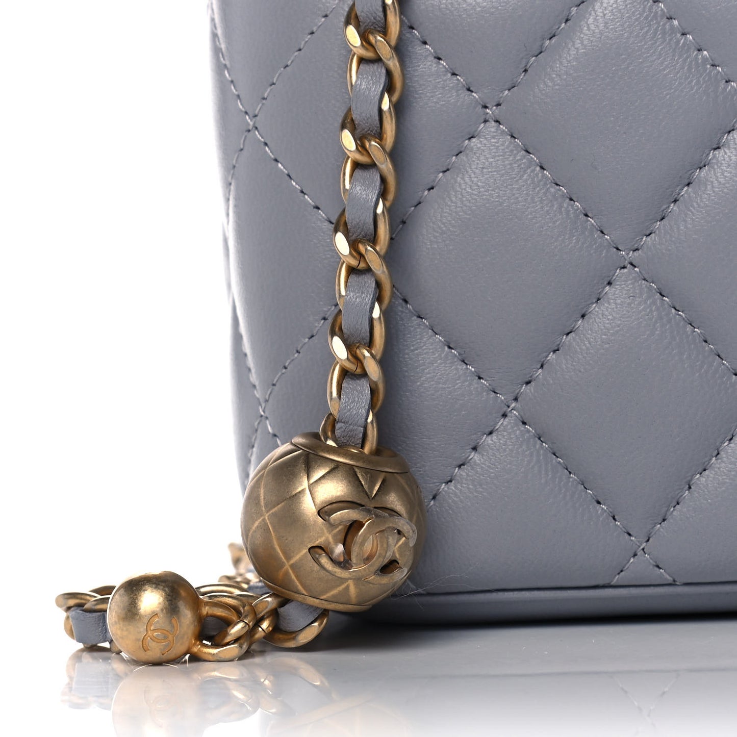 Lambskin Quilted Small Pearl Crush Vanity Case With Chain Grey