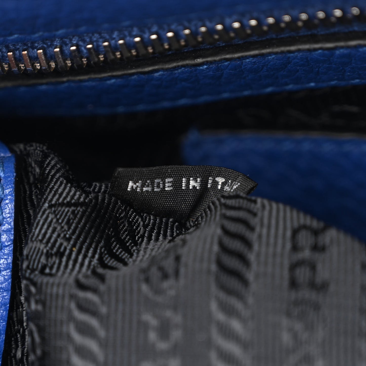 Vitello Daino Zippered Shoulder Bag Royal